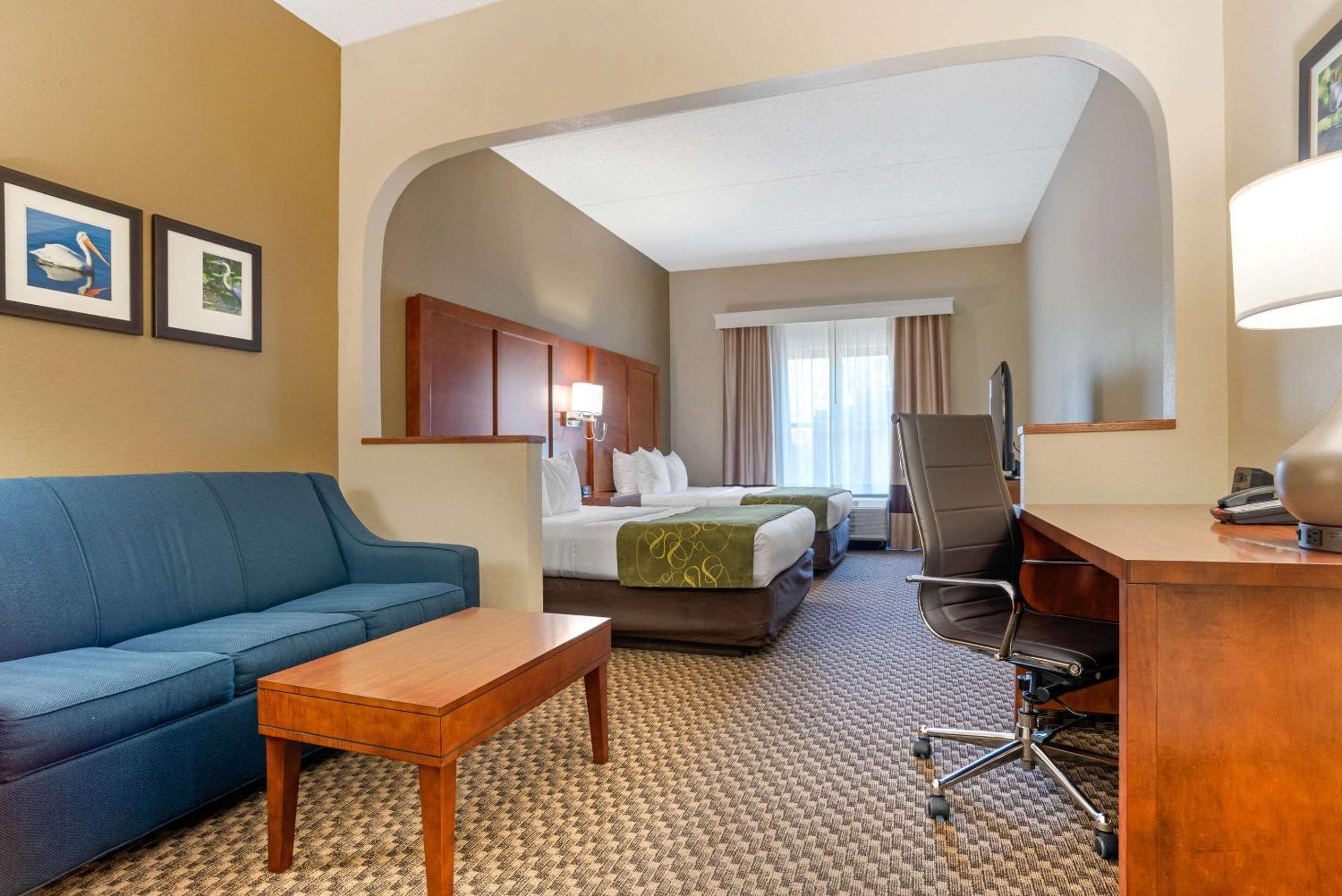 Superior Queen Suite with Two Queen Beds - Non-Smoking - Photo 4