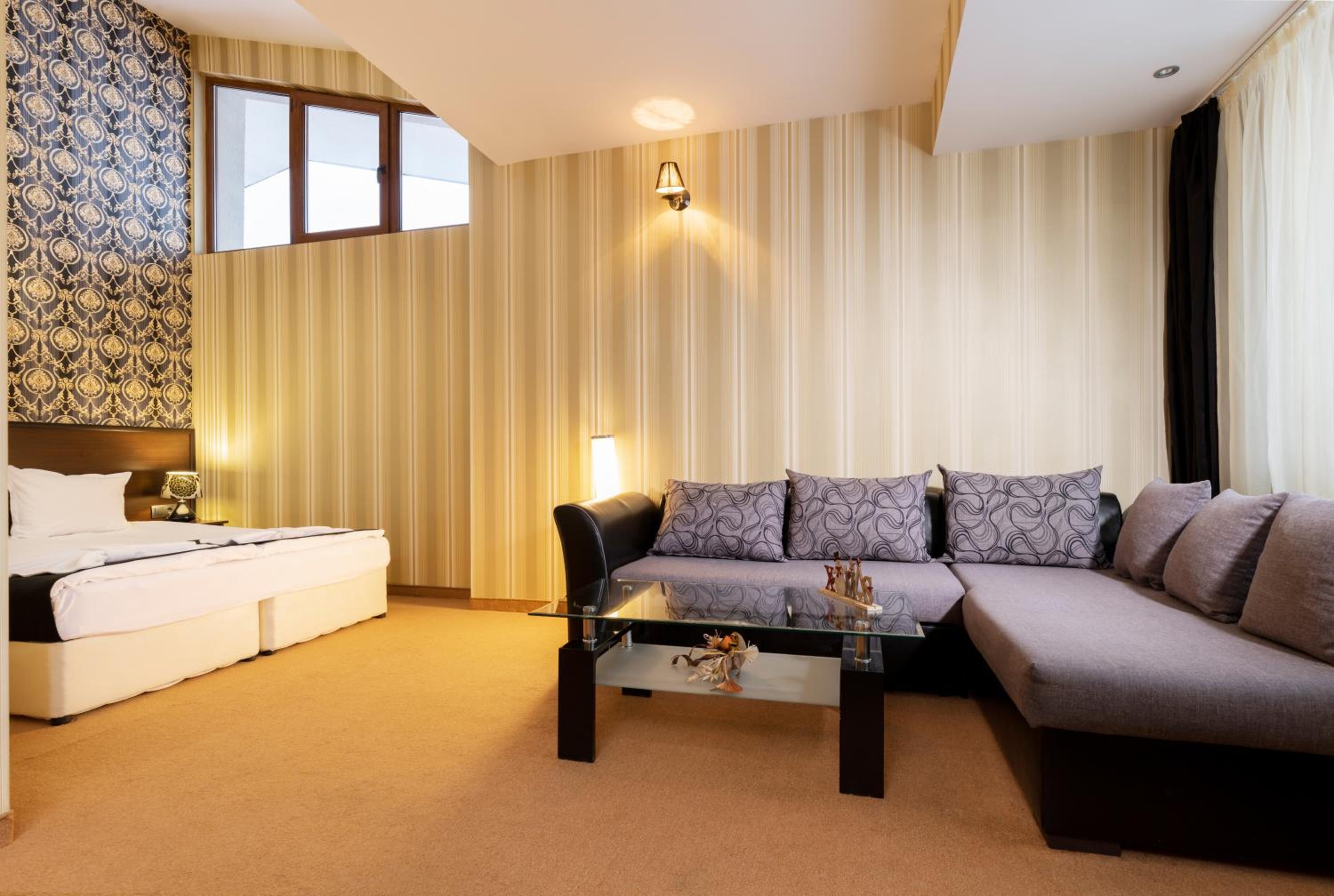 Deluxe Junior Suite with Spa Bath - Photo 3