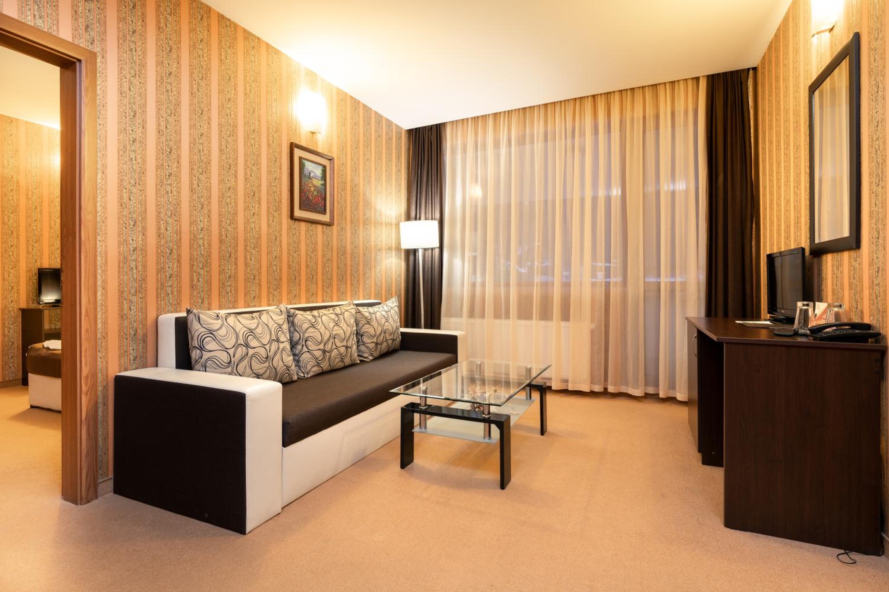 One-Bedroom Suite with Balcony - Photo 5