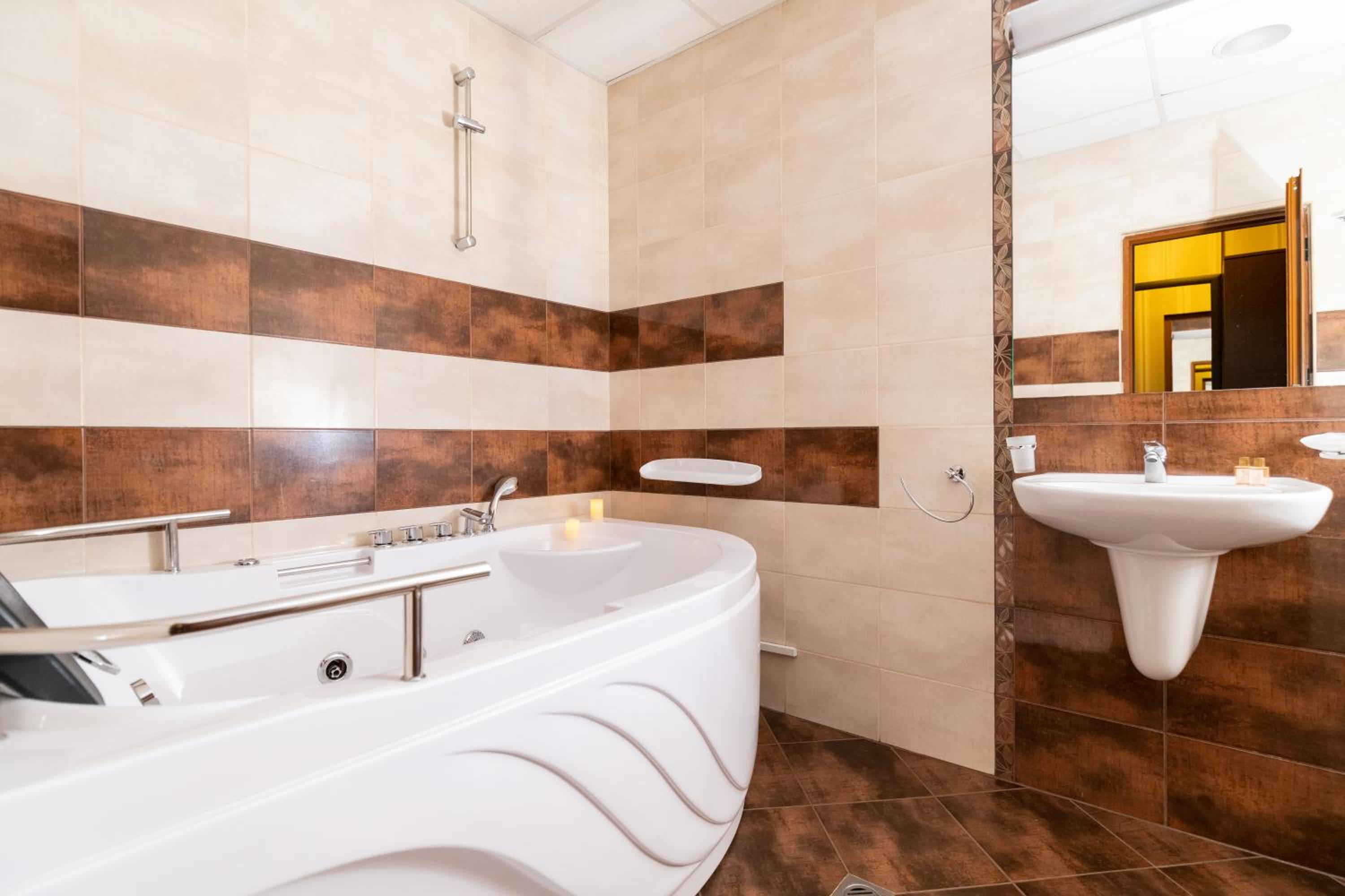 Deluxe Junior Suite with Spa Bath - Photo 2