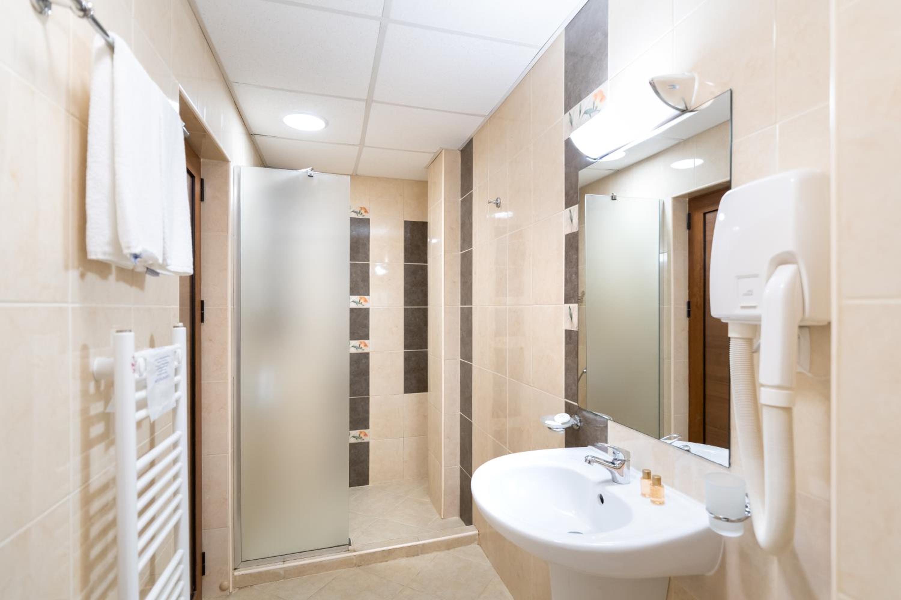 Junior Suite with Balcony - Photo 3