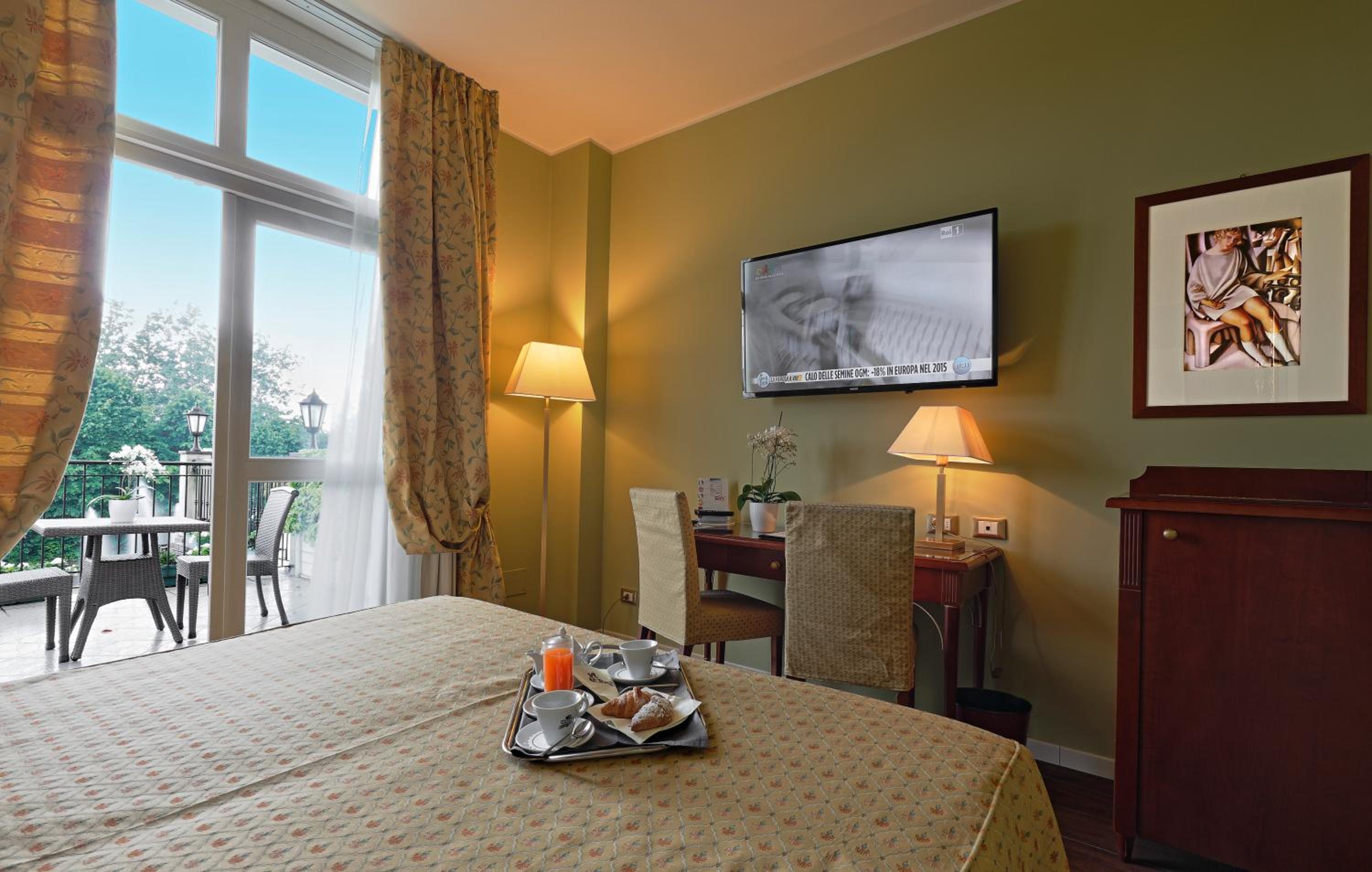 Deluxe Double or Twin Room with Balcony - Photo 2
