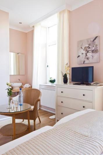 Standard Double Room - Photo 10