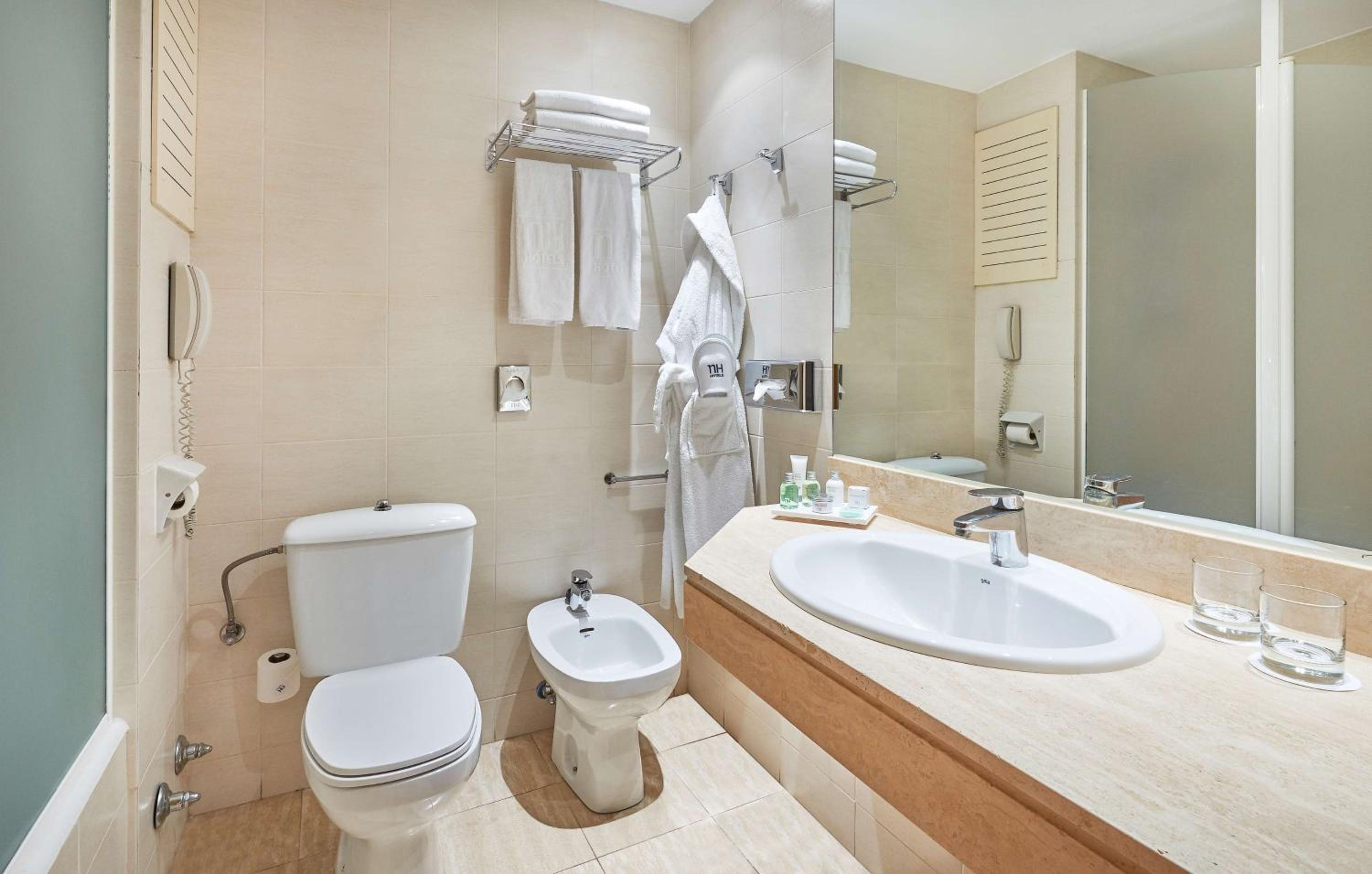 Standard Double or Twin Room - Photo 5