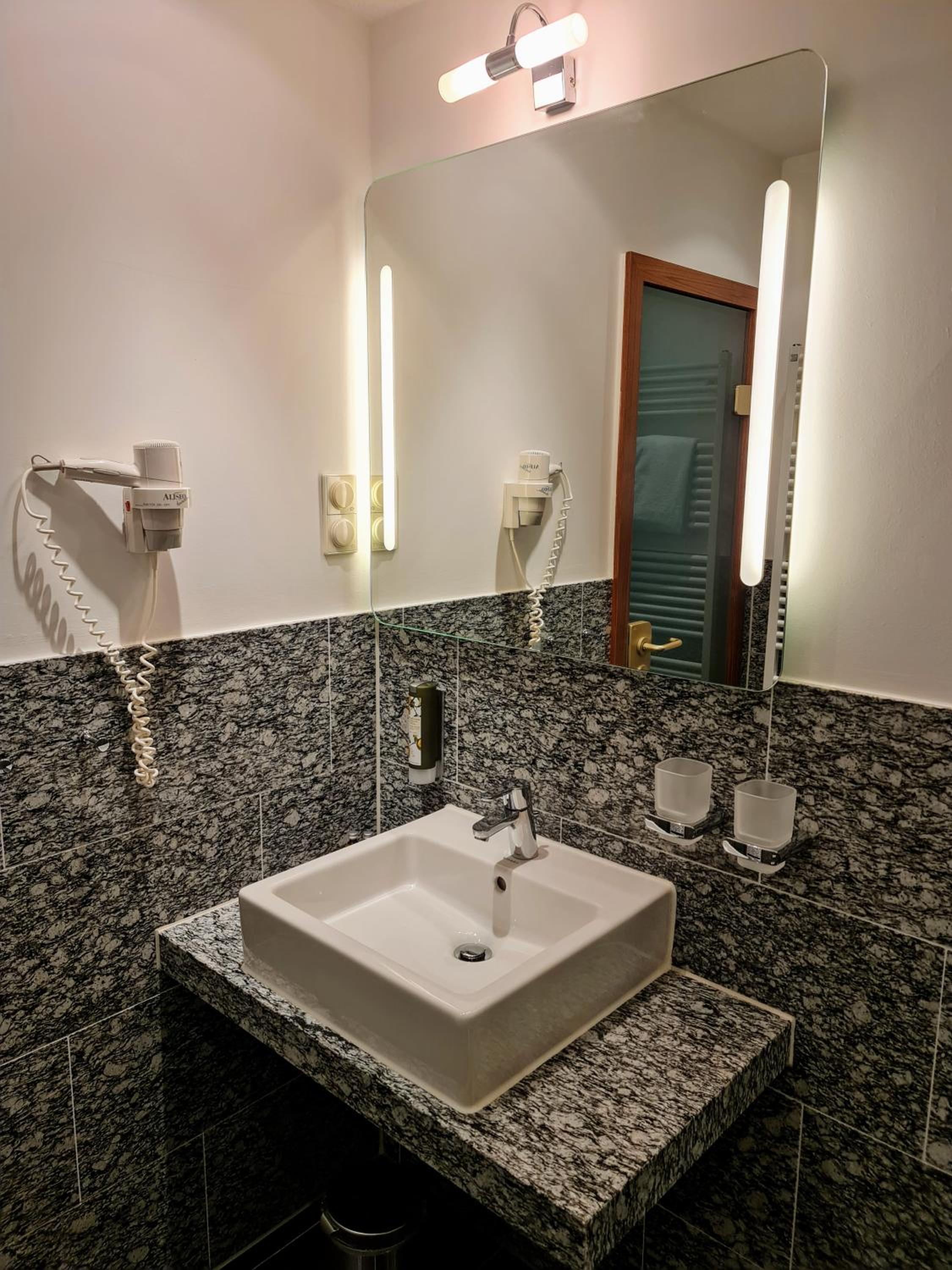 Double Room - Photo 6