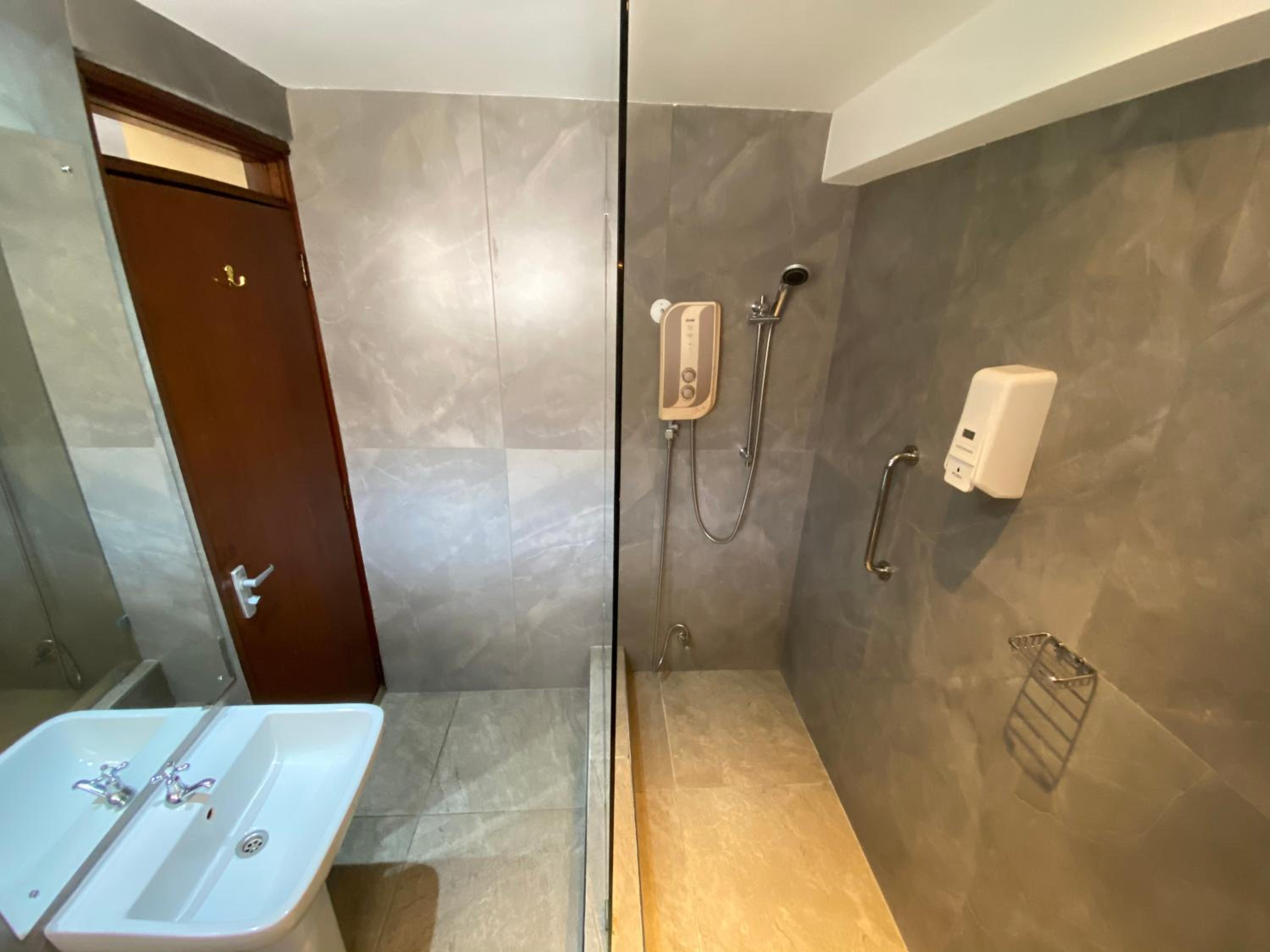 ONE BEDROOM APARTMENT WITH FAN - Photo 4