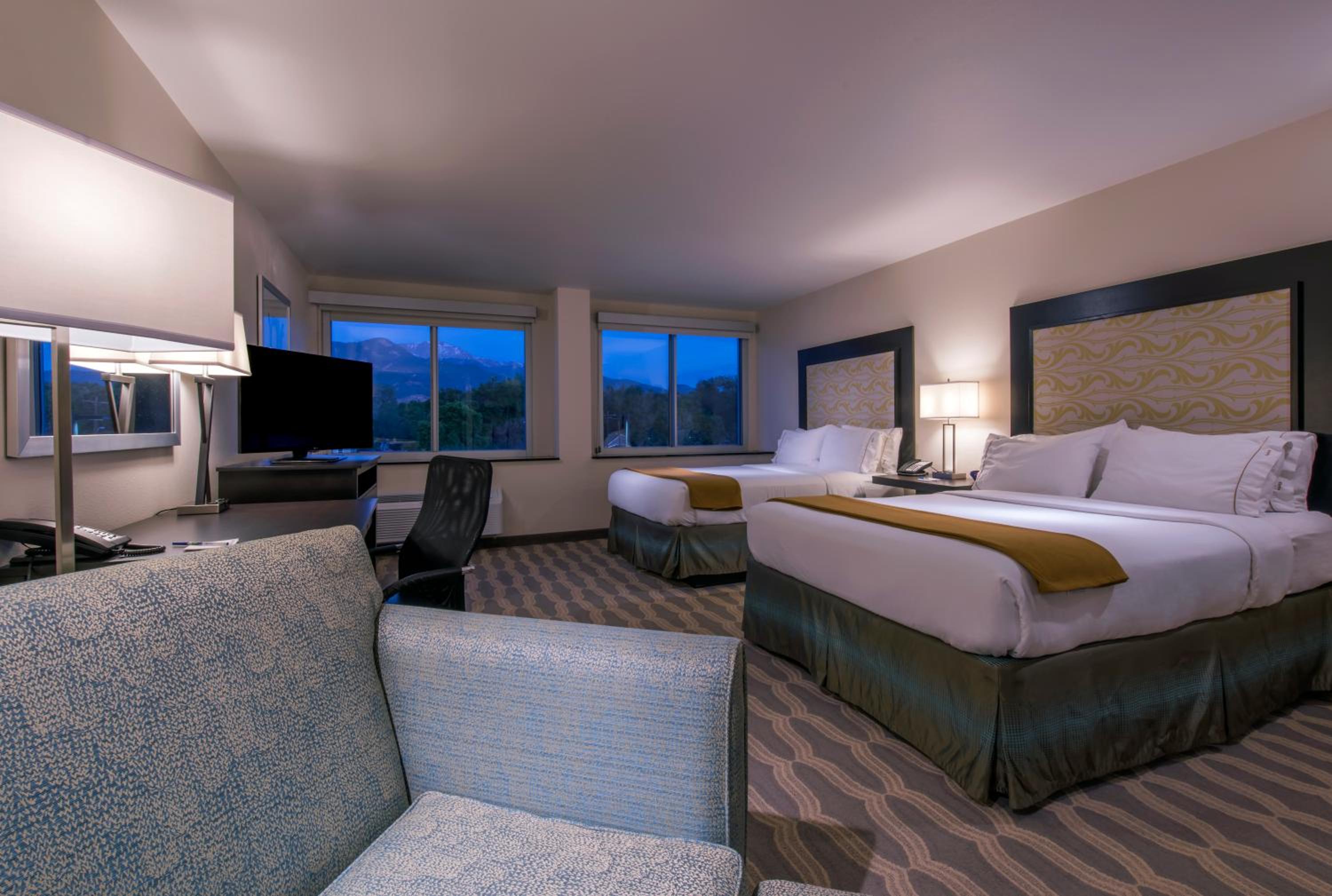 Standard Room with Two Queen Beds photo 1