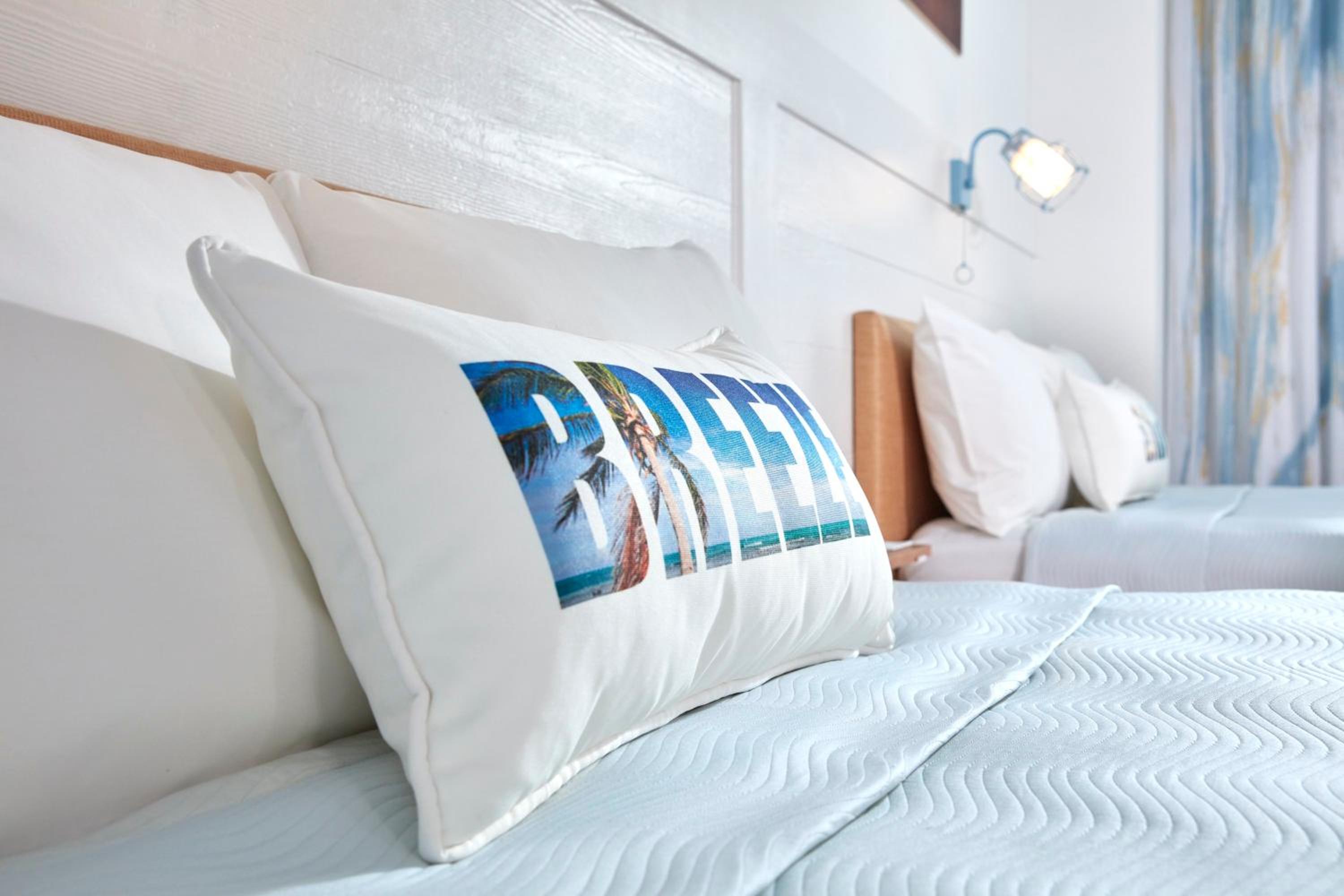 Standard Room with ADA Tub Mobility Accessible (Includes Early Park Admission*)