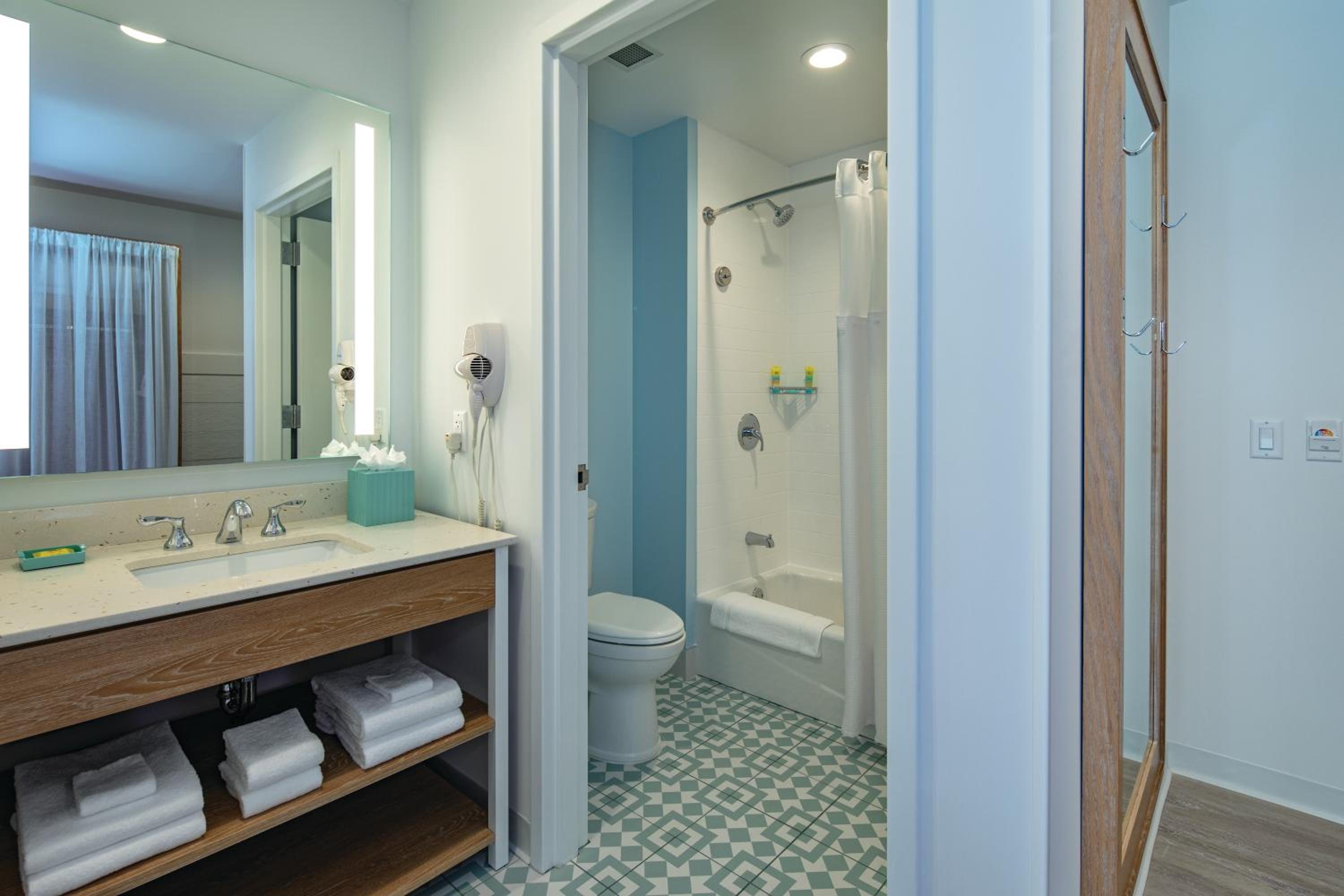 Two-Bedroom Suite (Includes Early Park Admission*) thumbnail 6