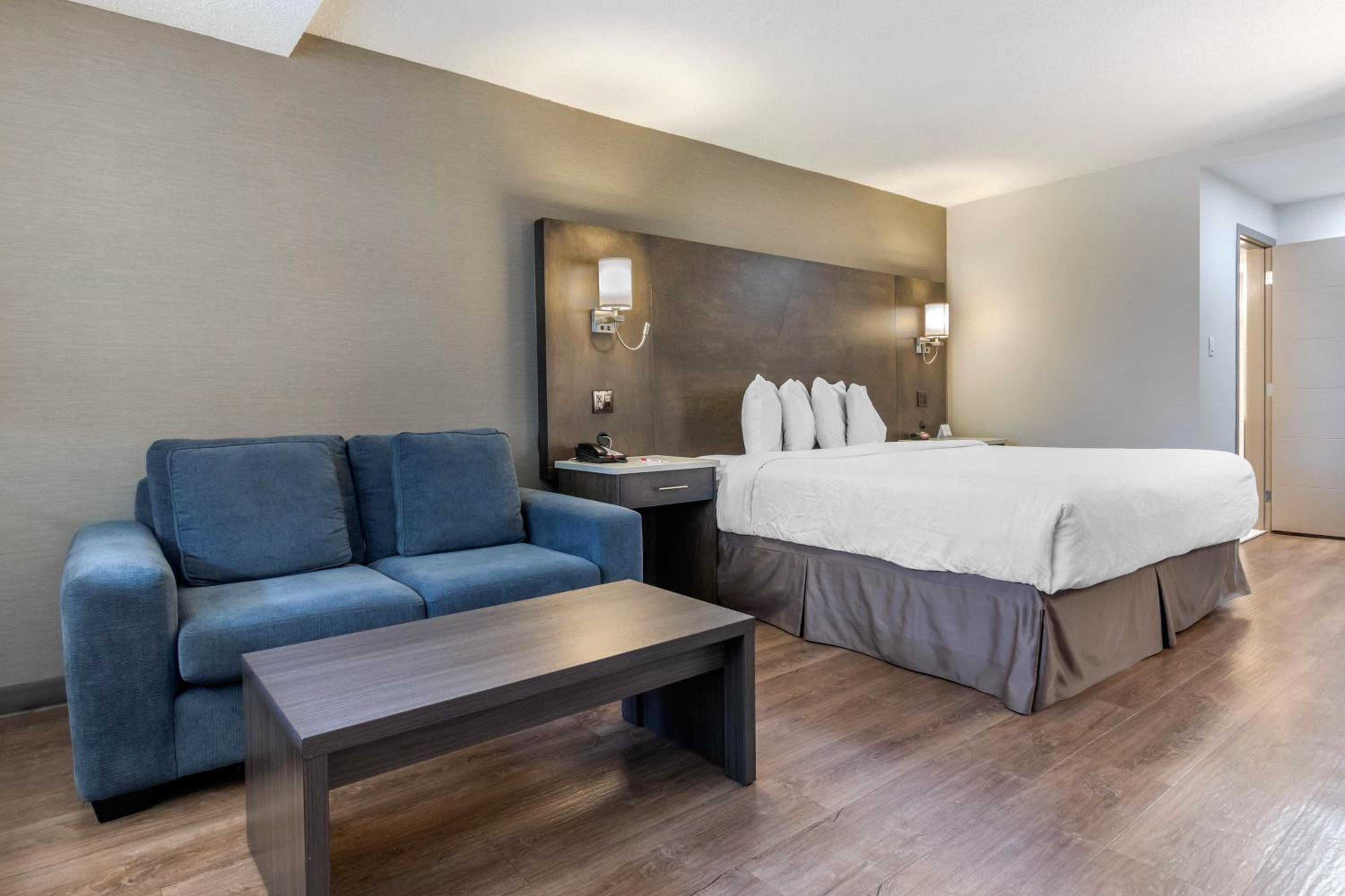 Deluxe King Room - Non-Smoking - Photo 1