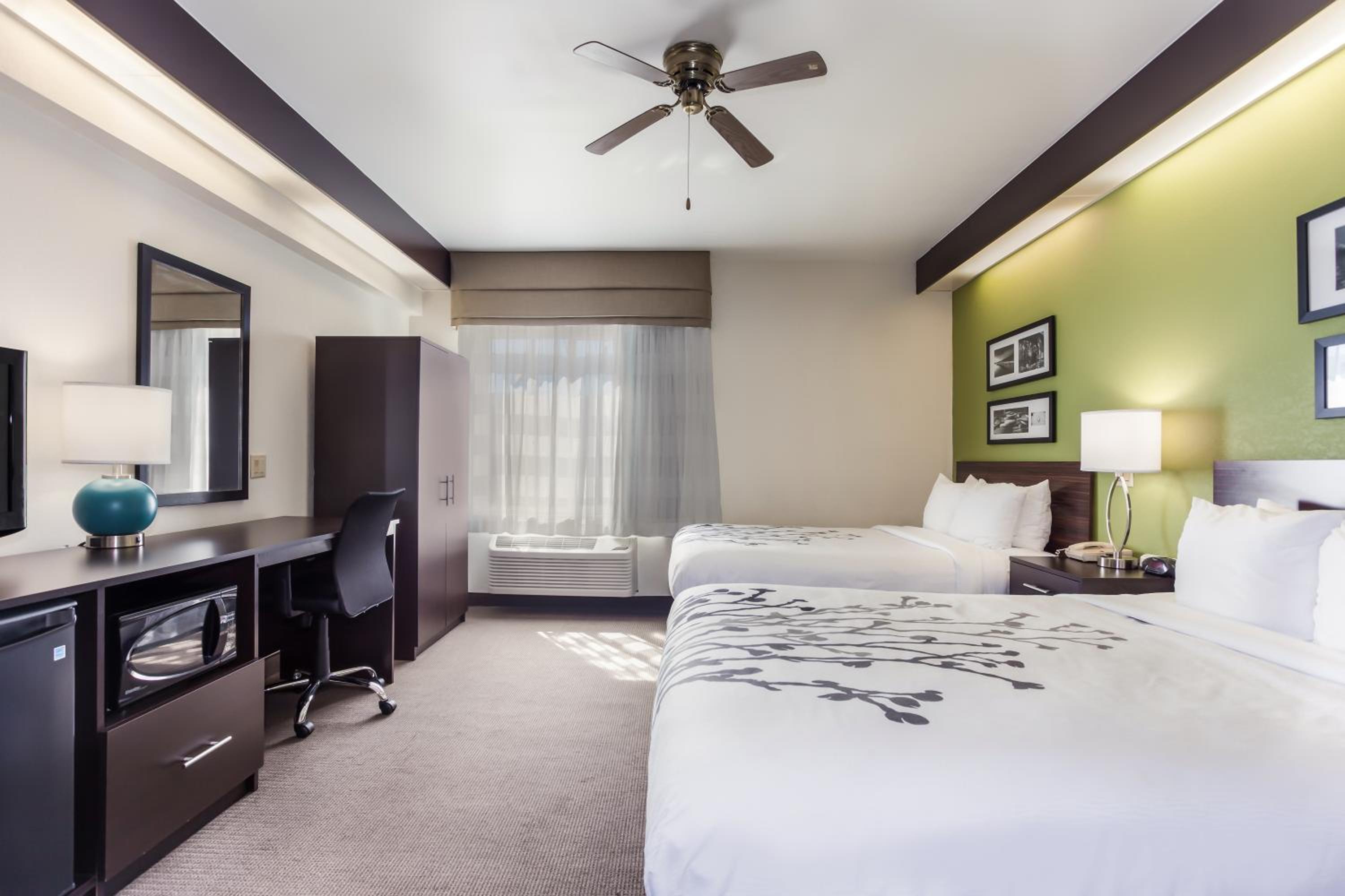 Queen Room with Two Queen Beds - Non-Smoking - Photo 1