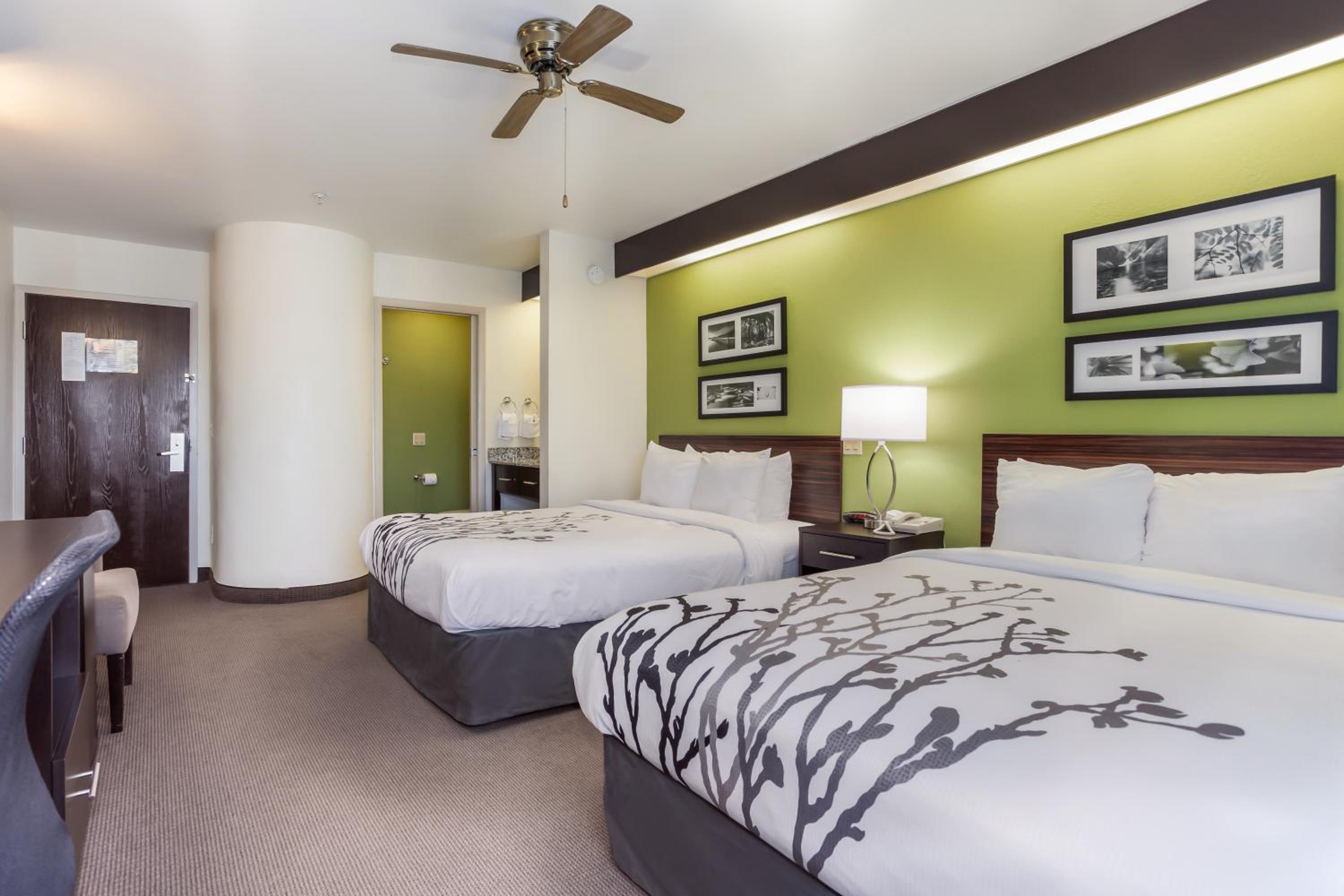 Queen Room with Two Queen Beds - Non-Smoking - Photo 2