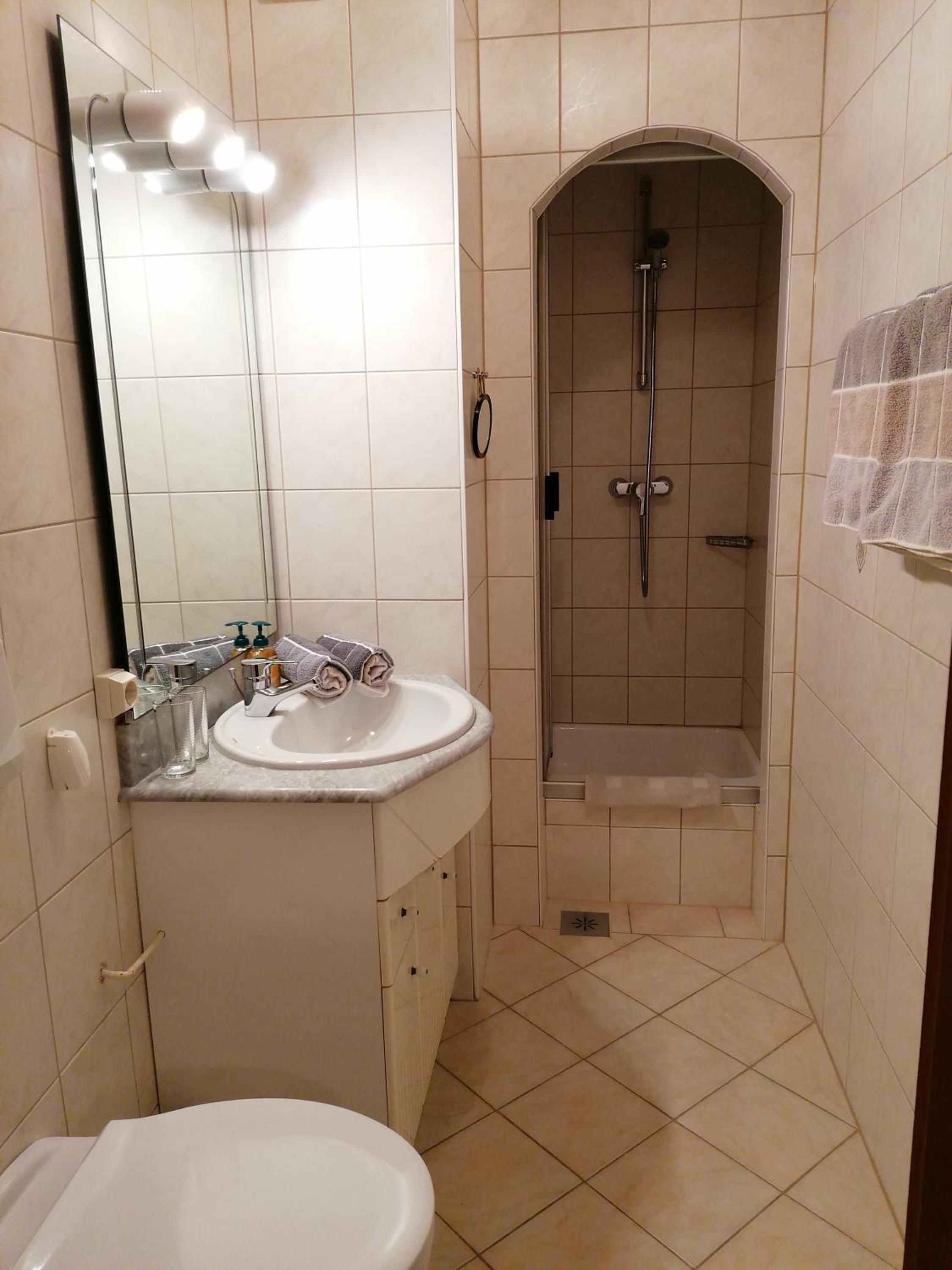 Apartment with Balcony - Photo 4
