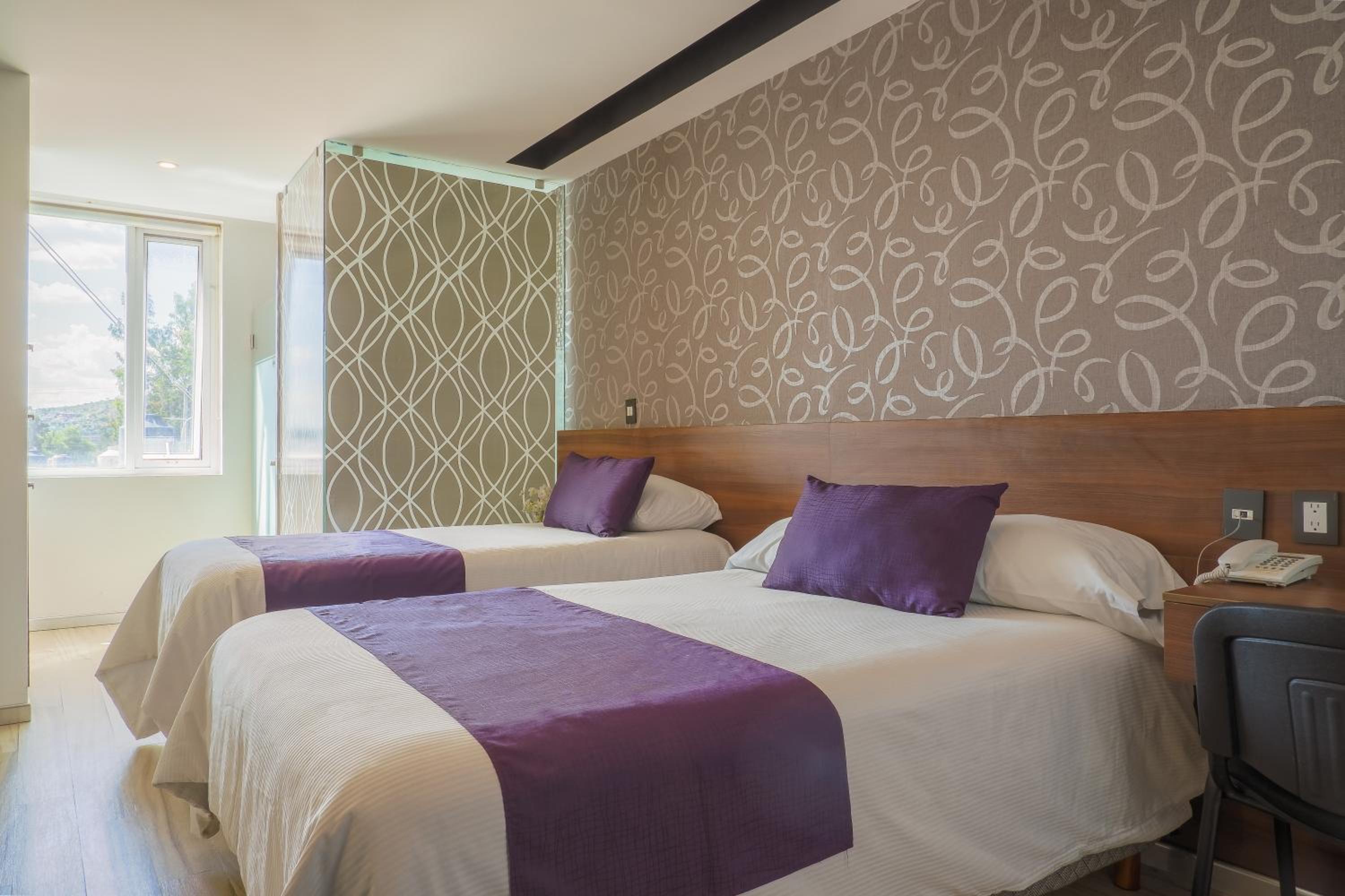 Deluxe Queen Room - Photo 5