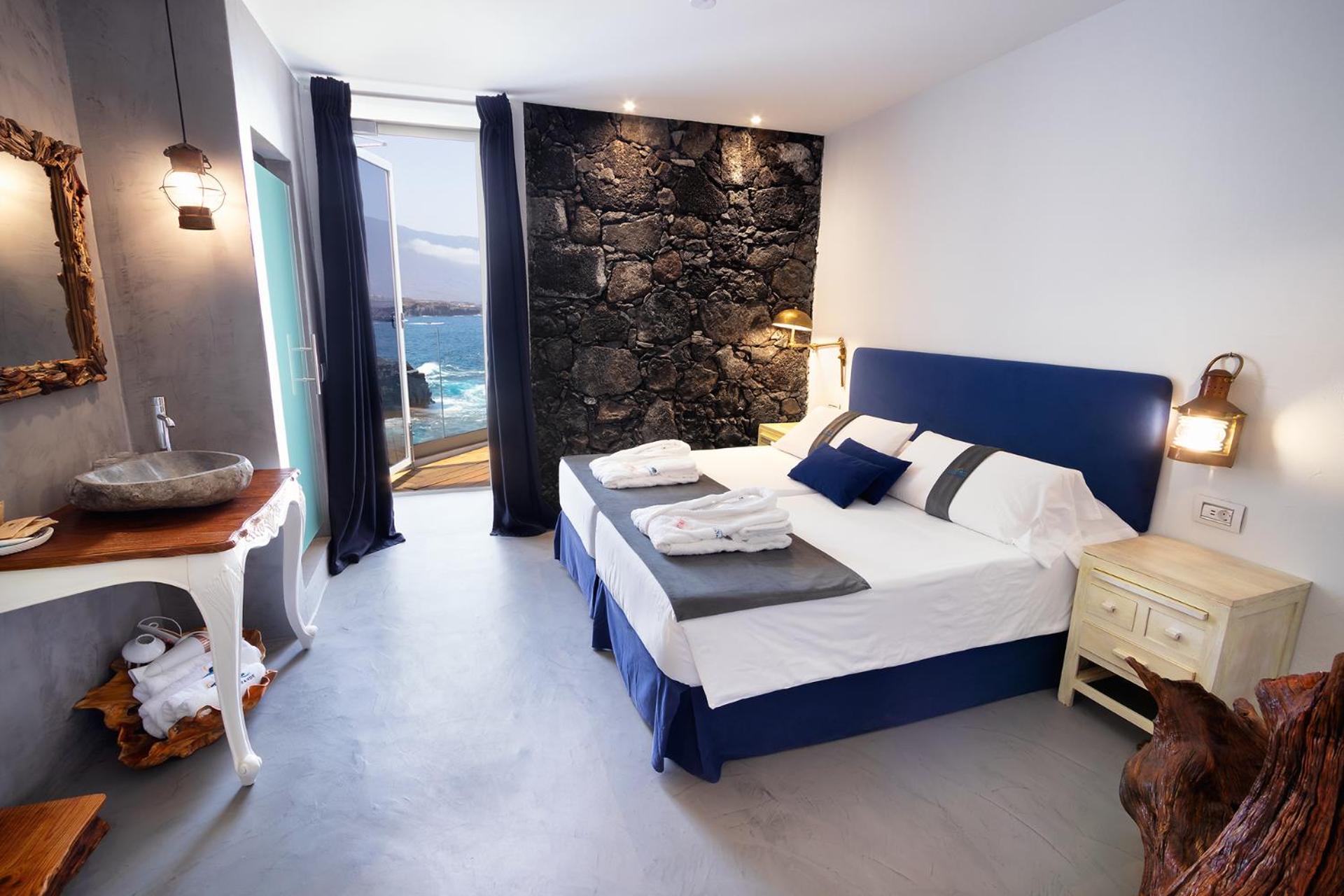 Double Room with Balcony and Sea View photo 3