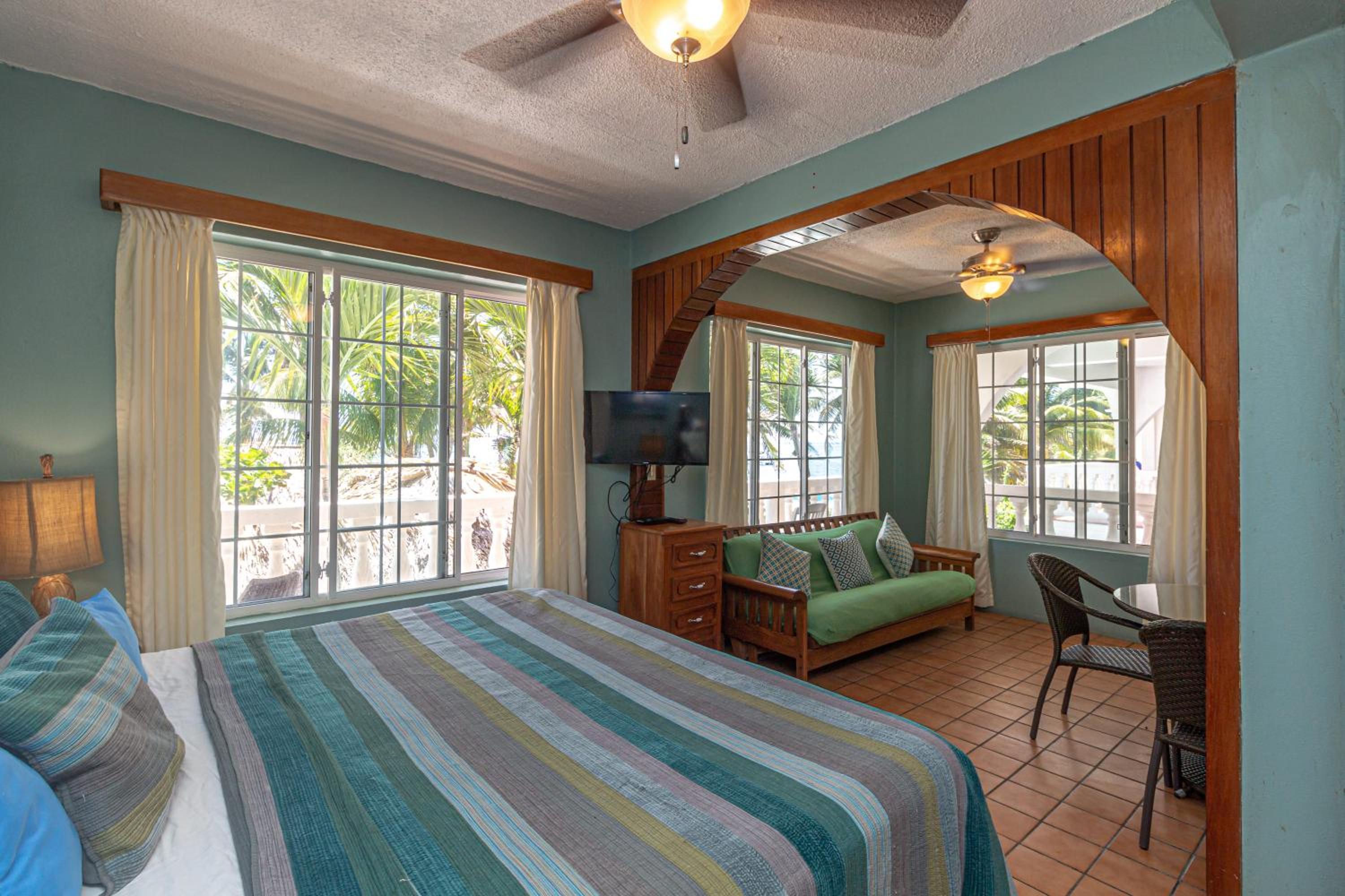 King Suite with Pool View  photo 2