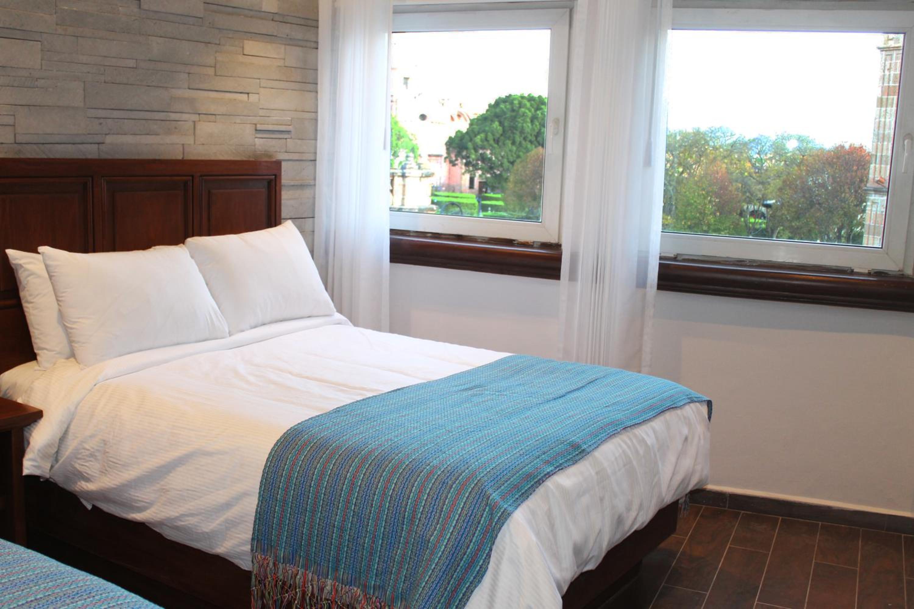 Superior Twin Room with City View - Photo 5