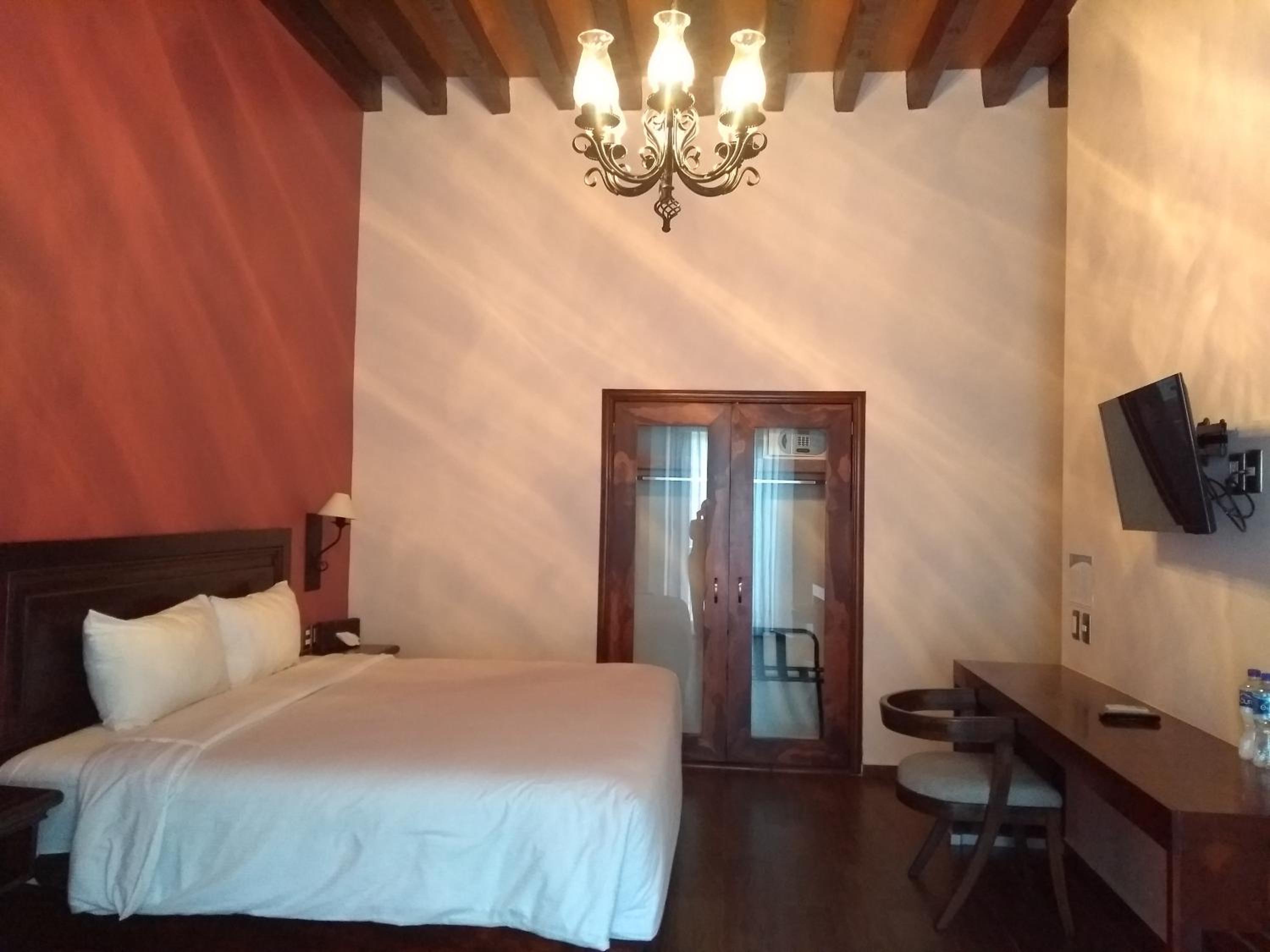 Deluxe Queen Room - Photo 4