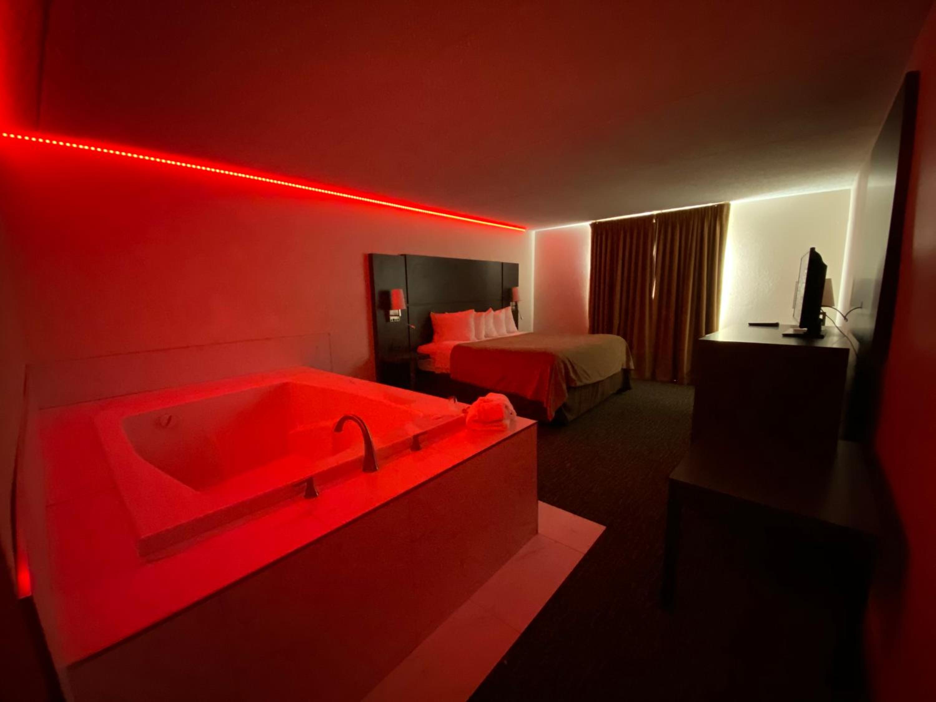 Suite with Hot Tub - Photo 3