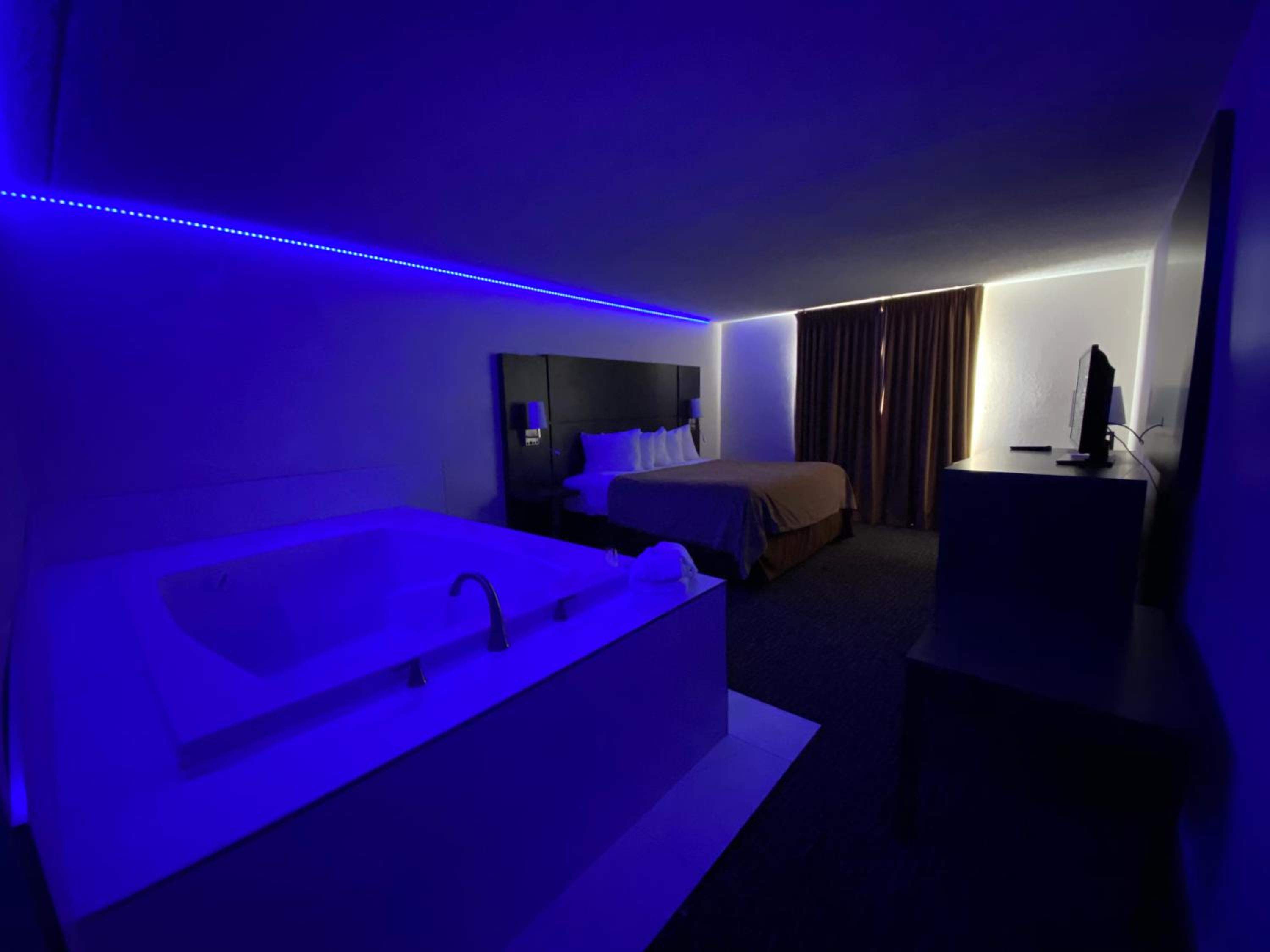 Suite with Hot Tub - Photo 5