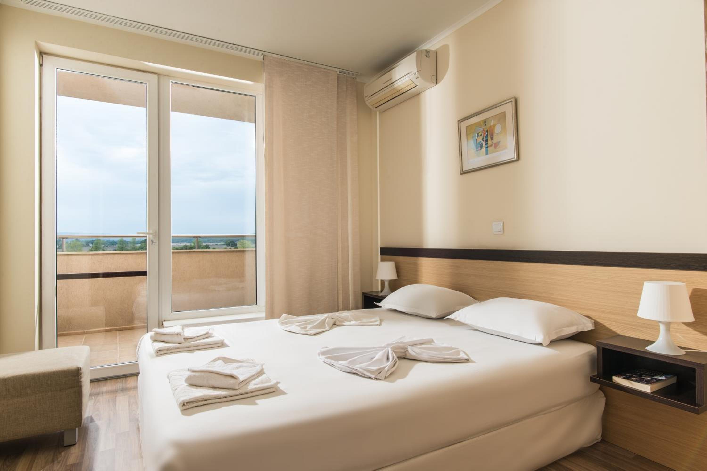 One-Bedroom Apartment with Sea View photo 1
