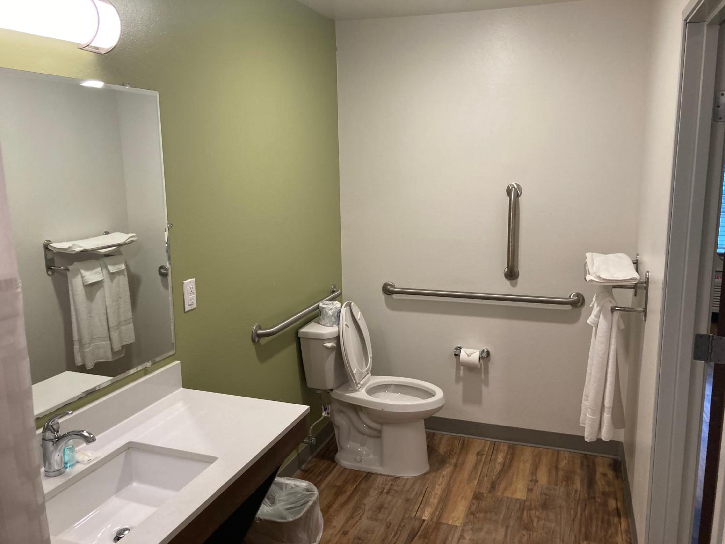 Queen Room with Roll in Shower - Disability Access/Non-Smoking photo 3