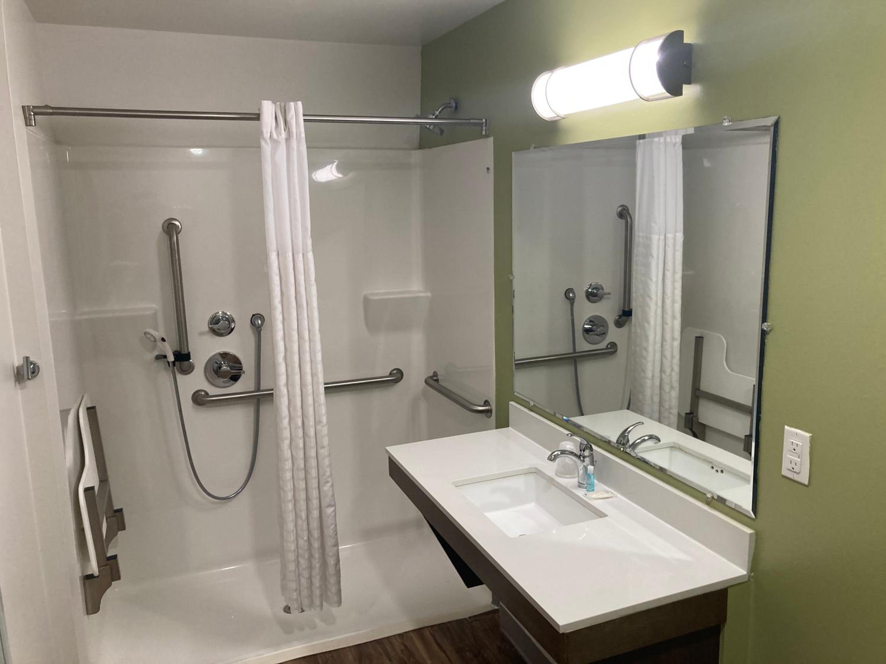 Queen Room with Roll in Shower - Disability Access/Non-Smoking photo 2