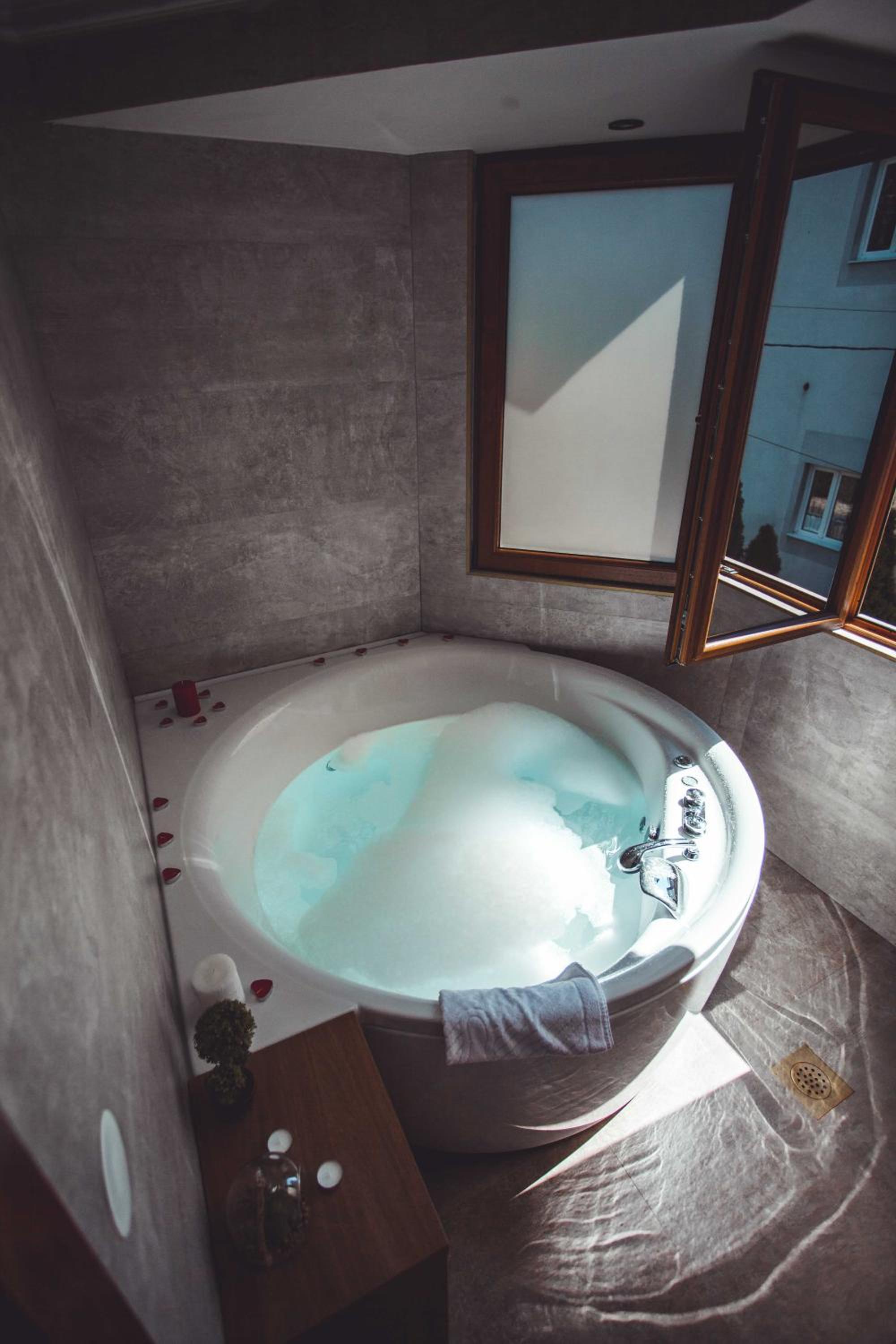 Suite with Spa Bath - Photo 27