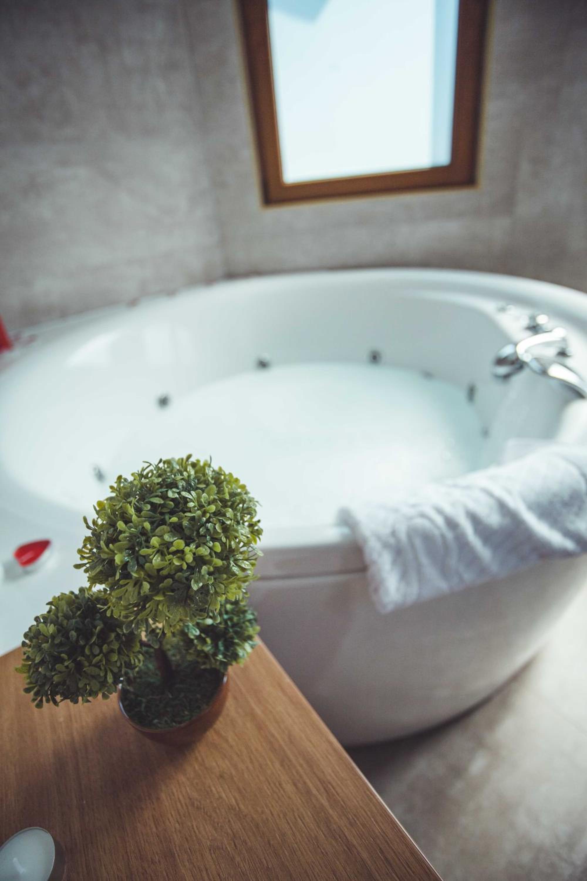 Suite with Spa Bath - Photo 21
