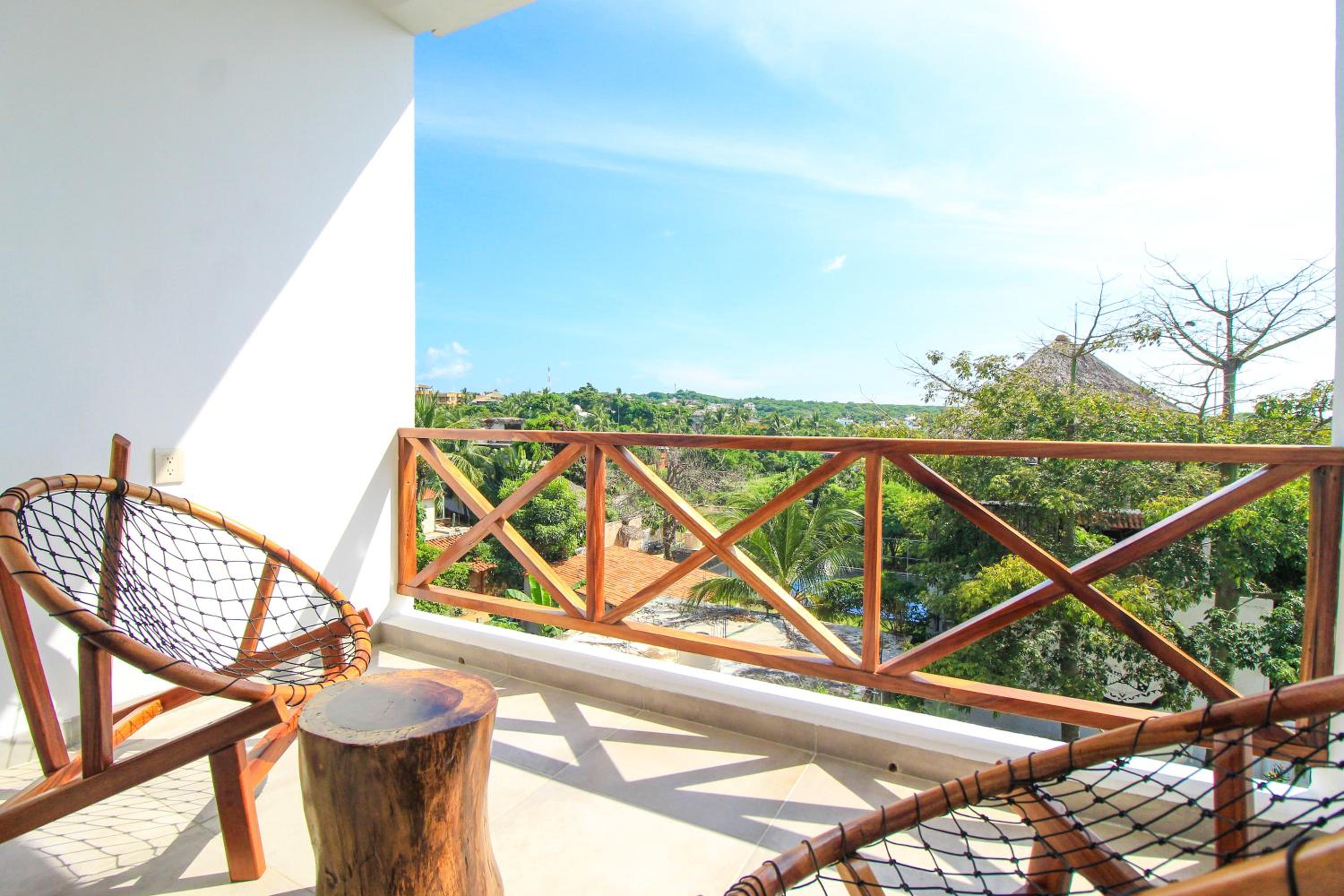 Quadruple Room with Balcony - Photo 5