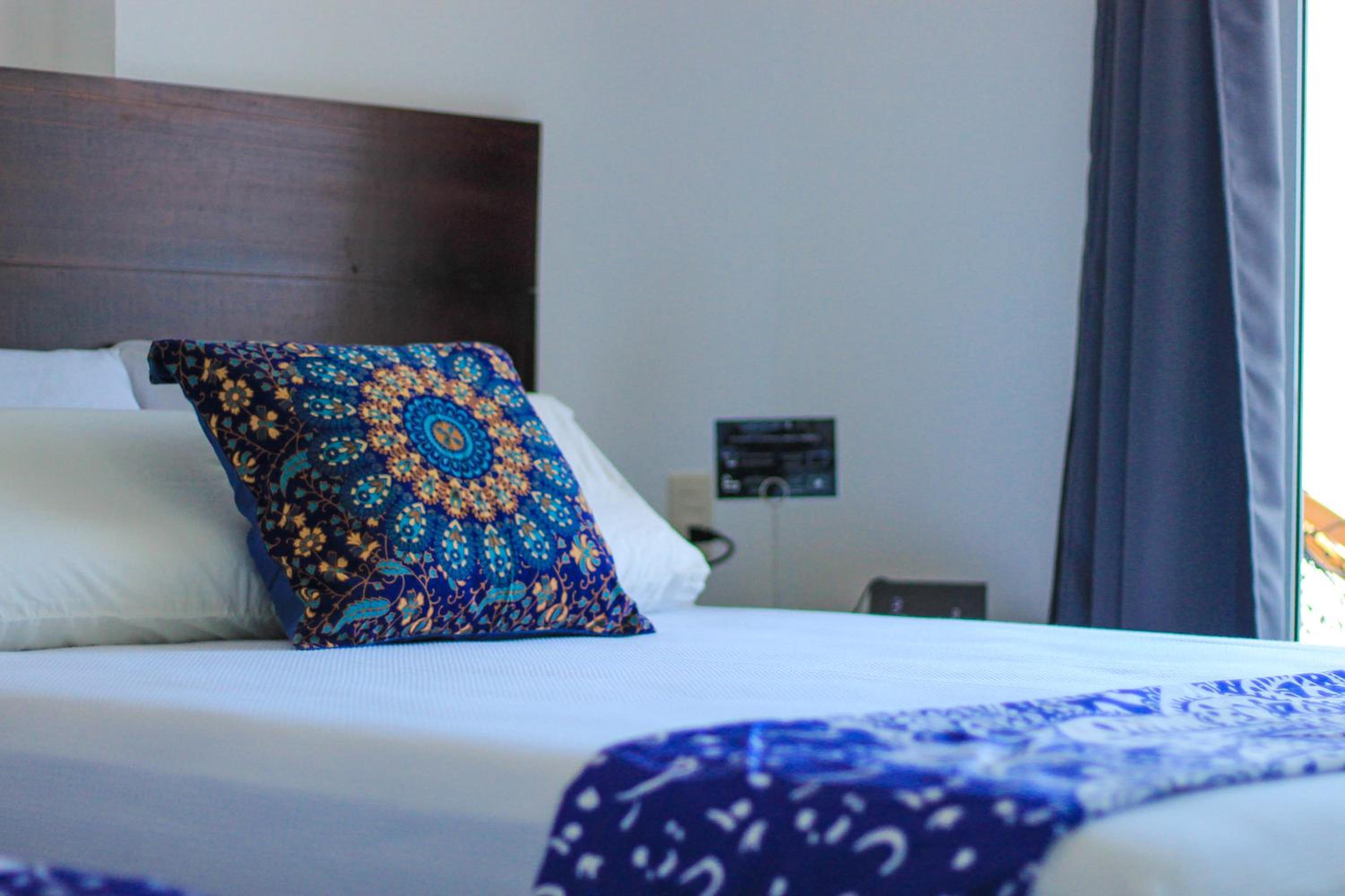Quadruple Room with Balcony - Photo 7