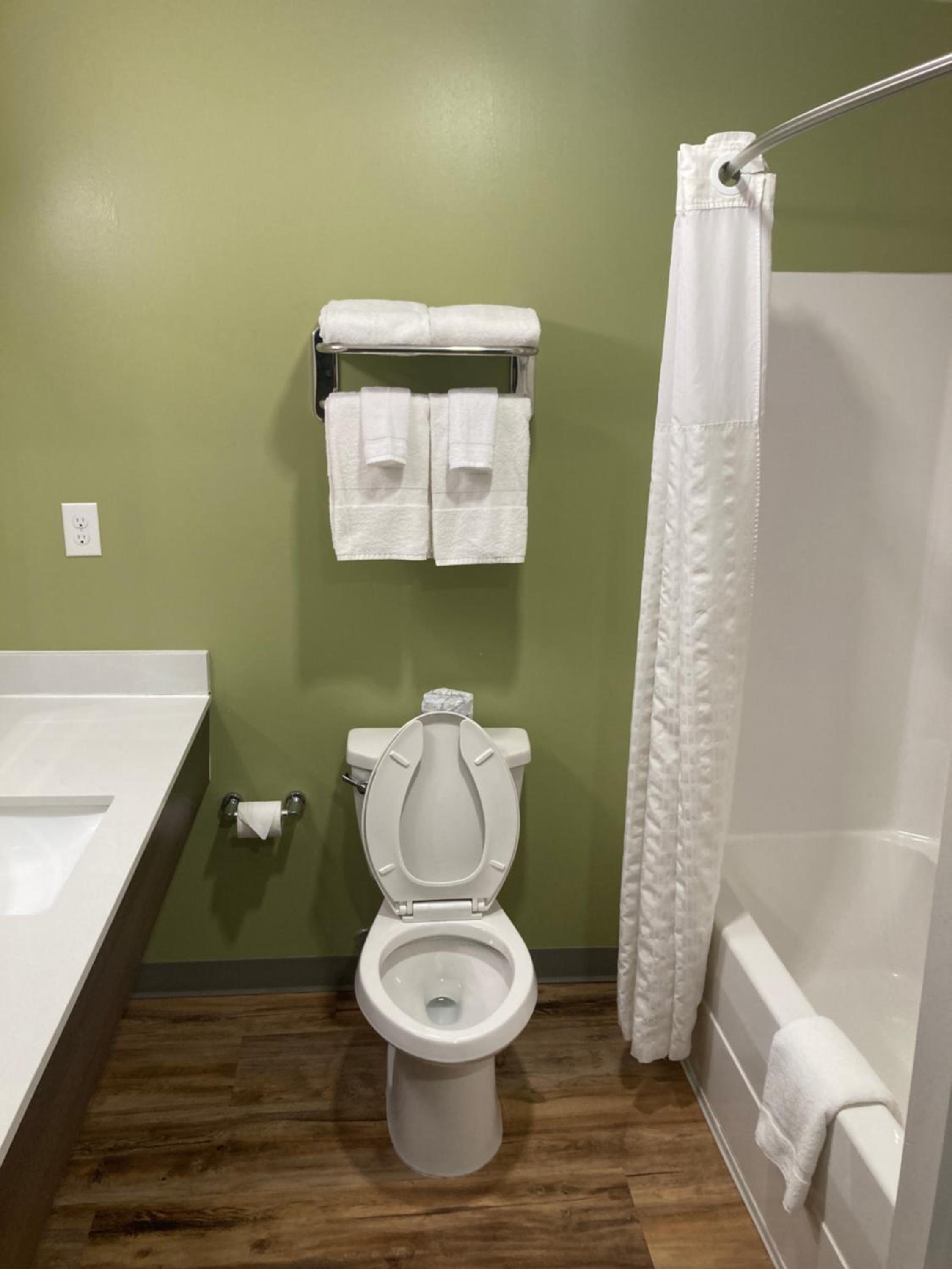 Standard Queen Room with Two Queen Beds and Bath Tub - Non-Smoking photo 2
