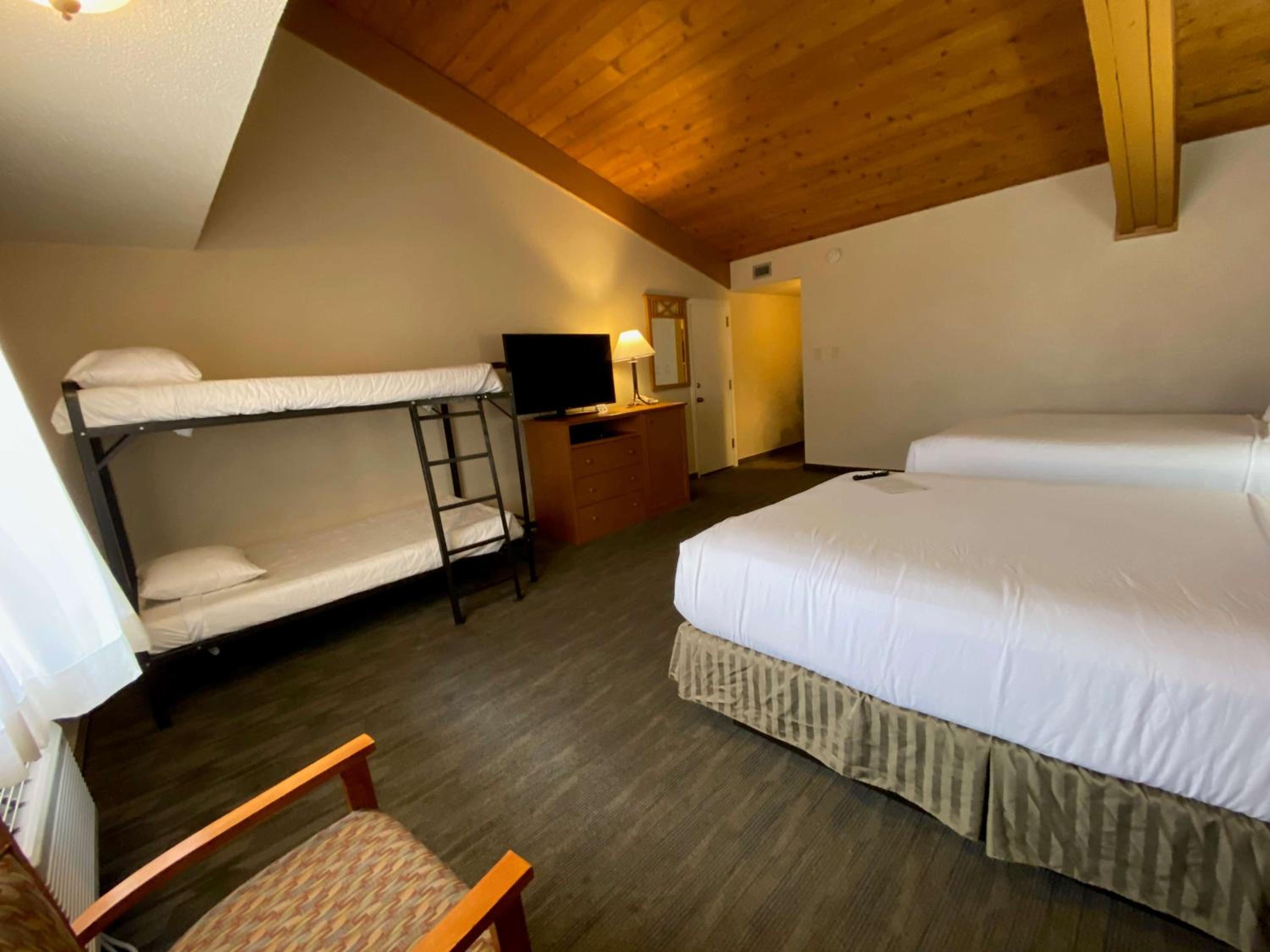Family Room With Two Queen Beds And One Set Bunk Beds - Photo 7