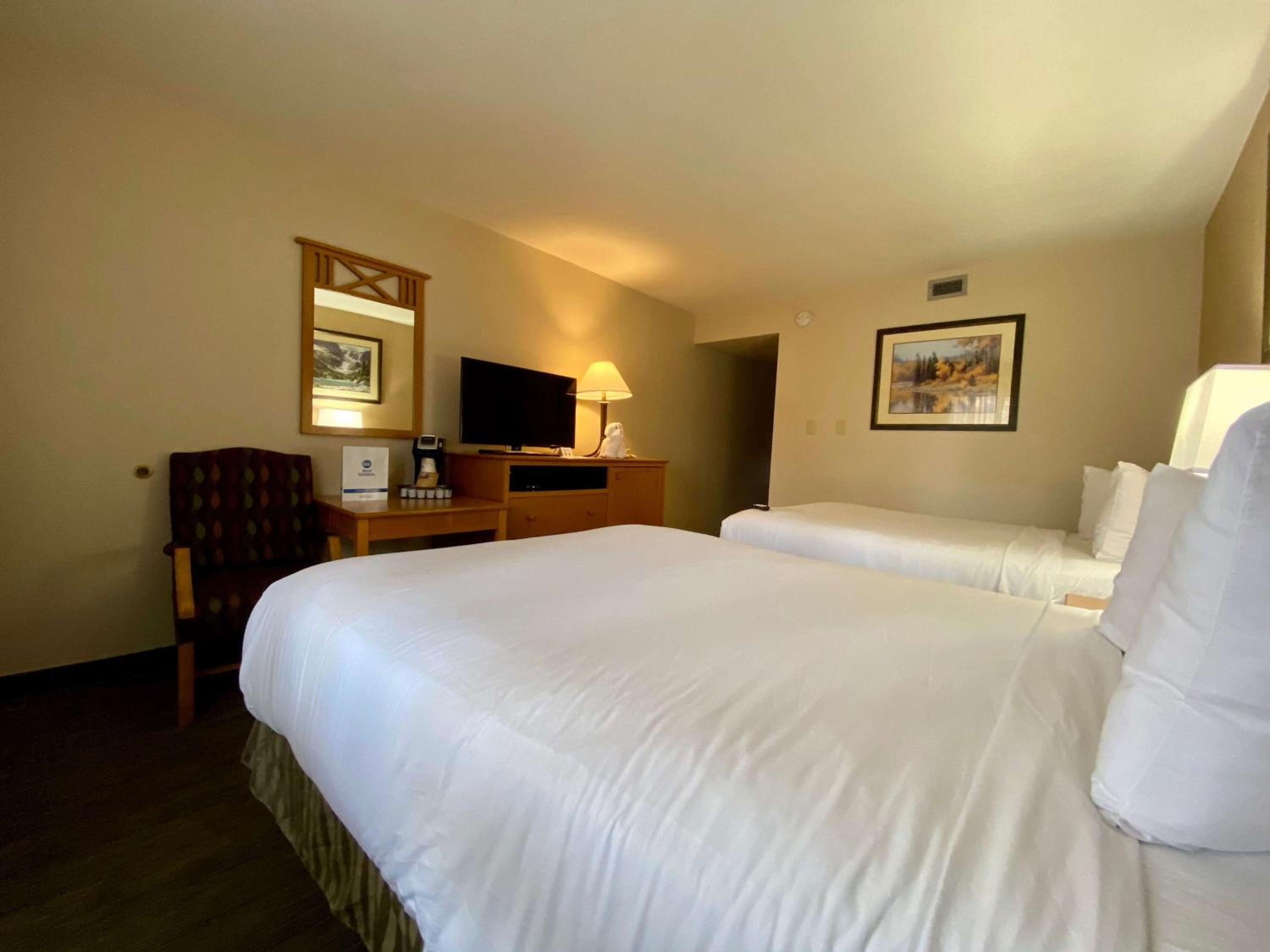 Queen Room with Two Queen Beds - Pet Friendly - Photo 1