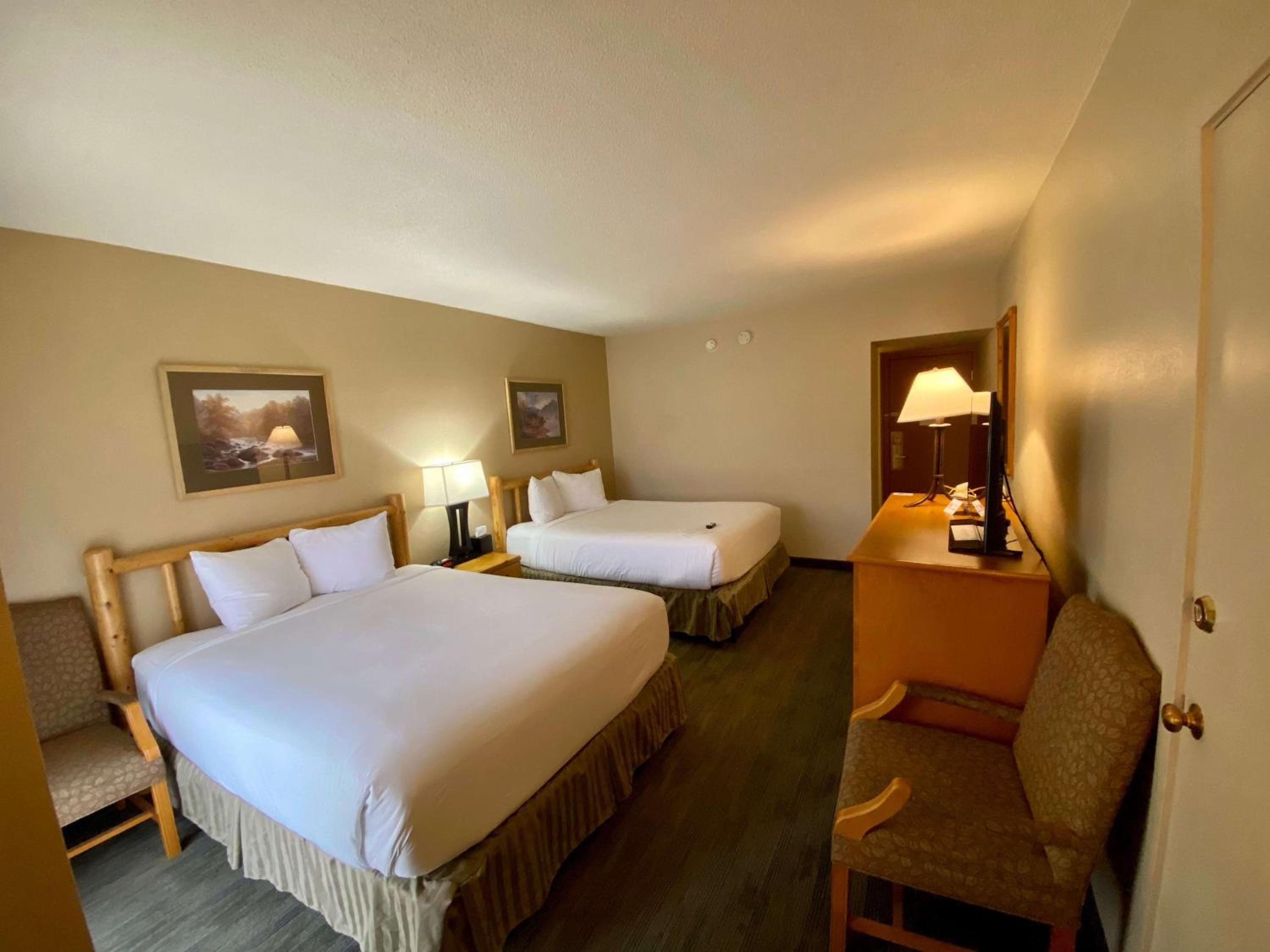 Queen Room with Two Queen Beds - Photo 2