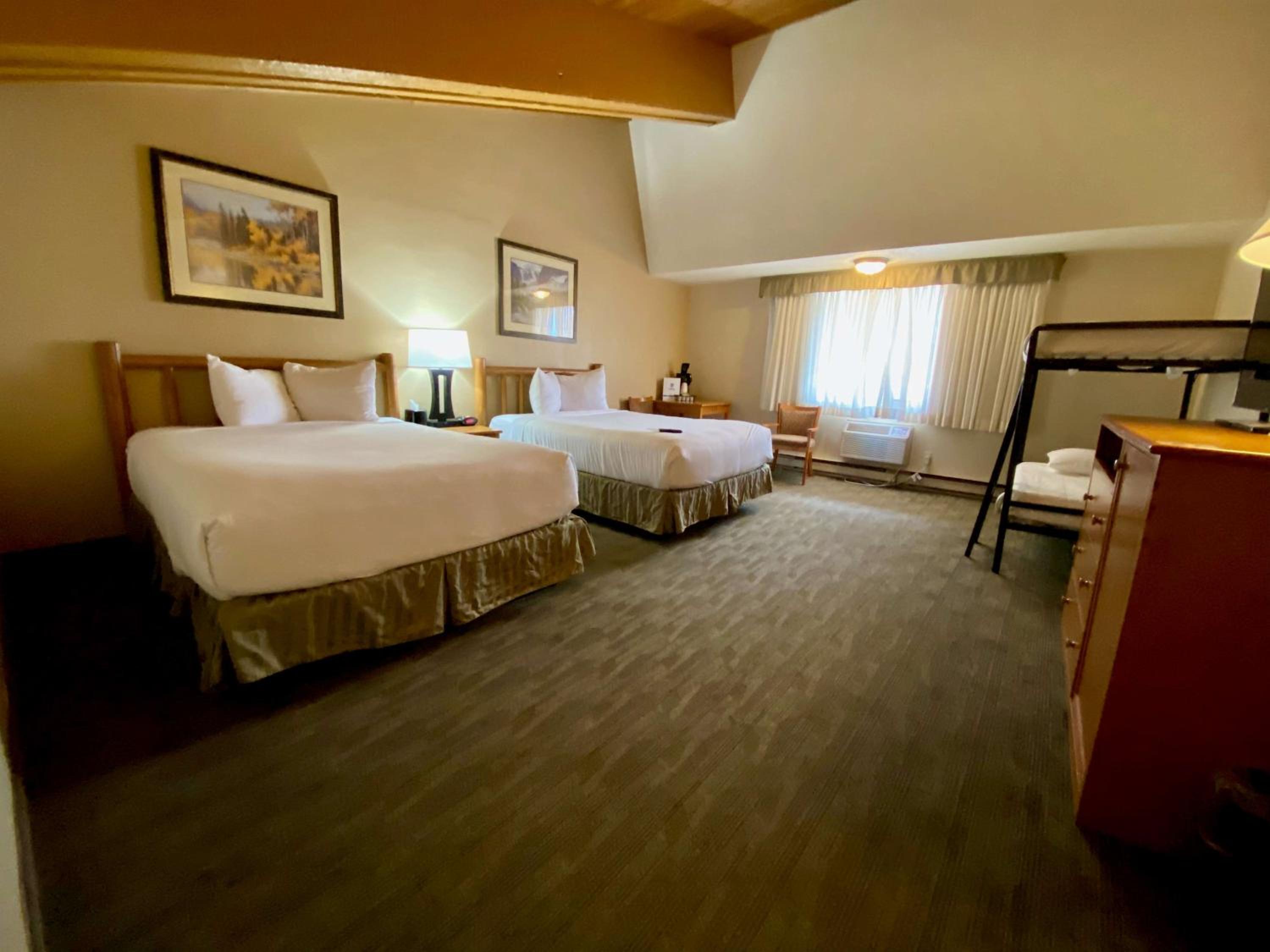 Family Room With Two Queen Beds And One Set Bunk Beds - Photo 1