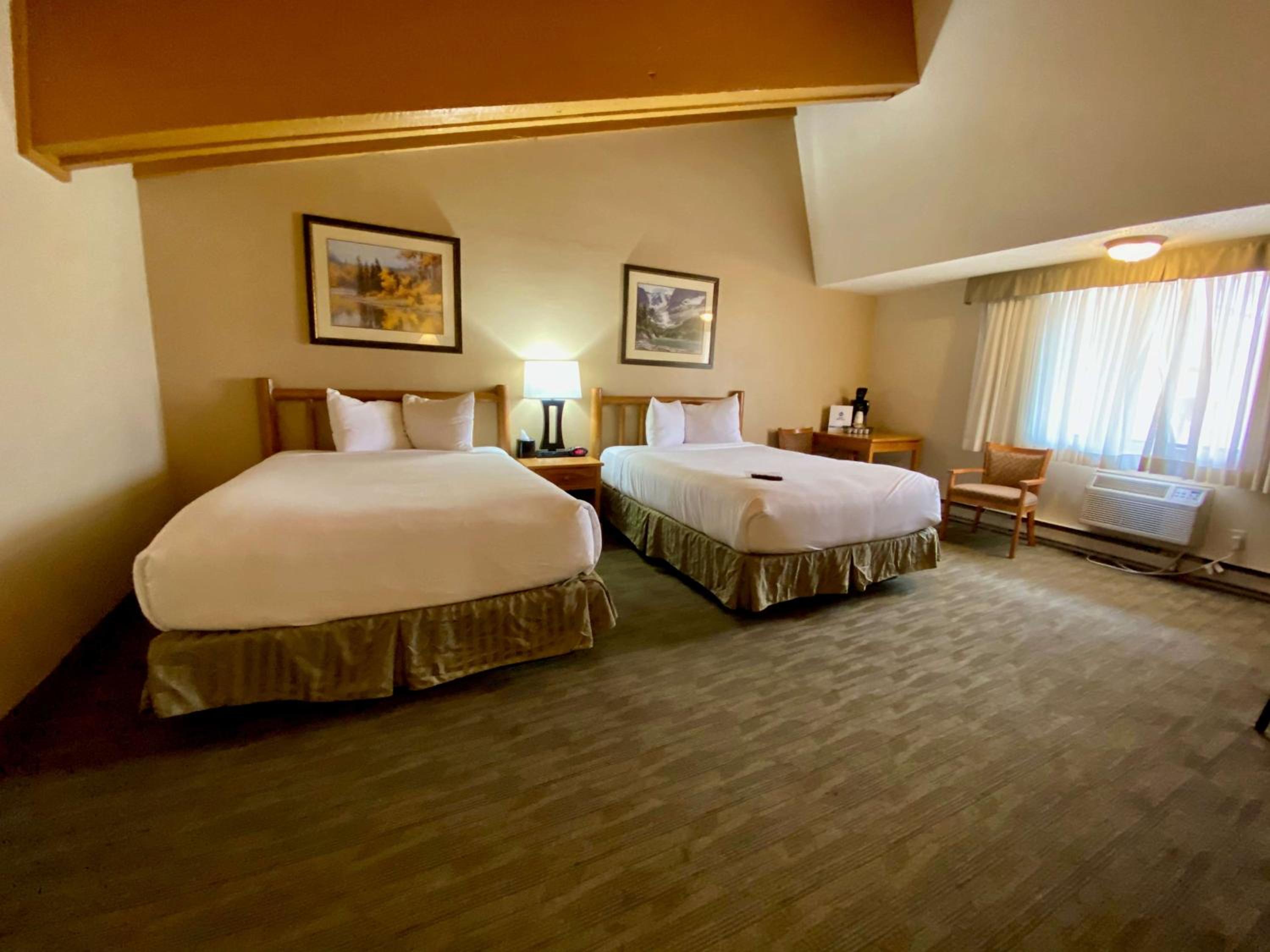 Family Room With Two Queen Beds And One Set Bunk Beds - Photo 6