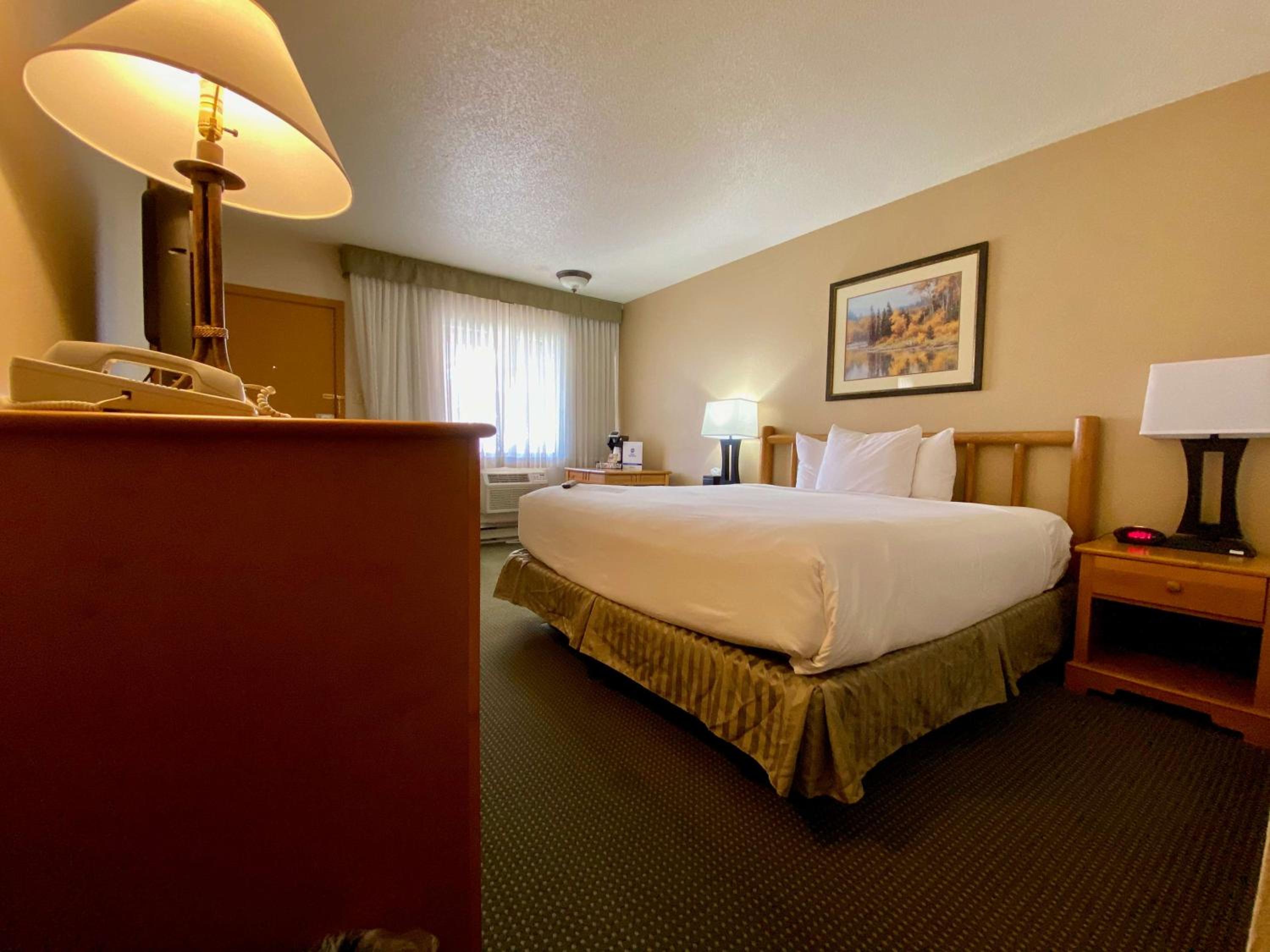King Room with Roll-in Shower - Disability Access/Non-Smoking - Photo 2