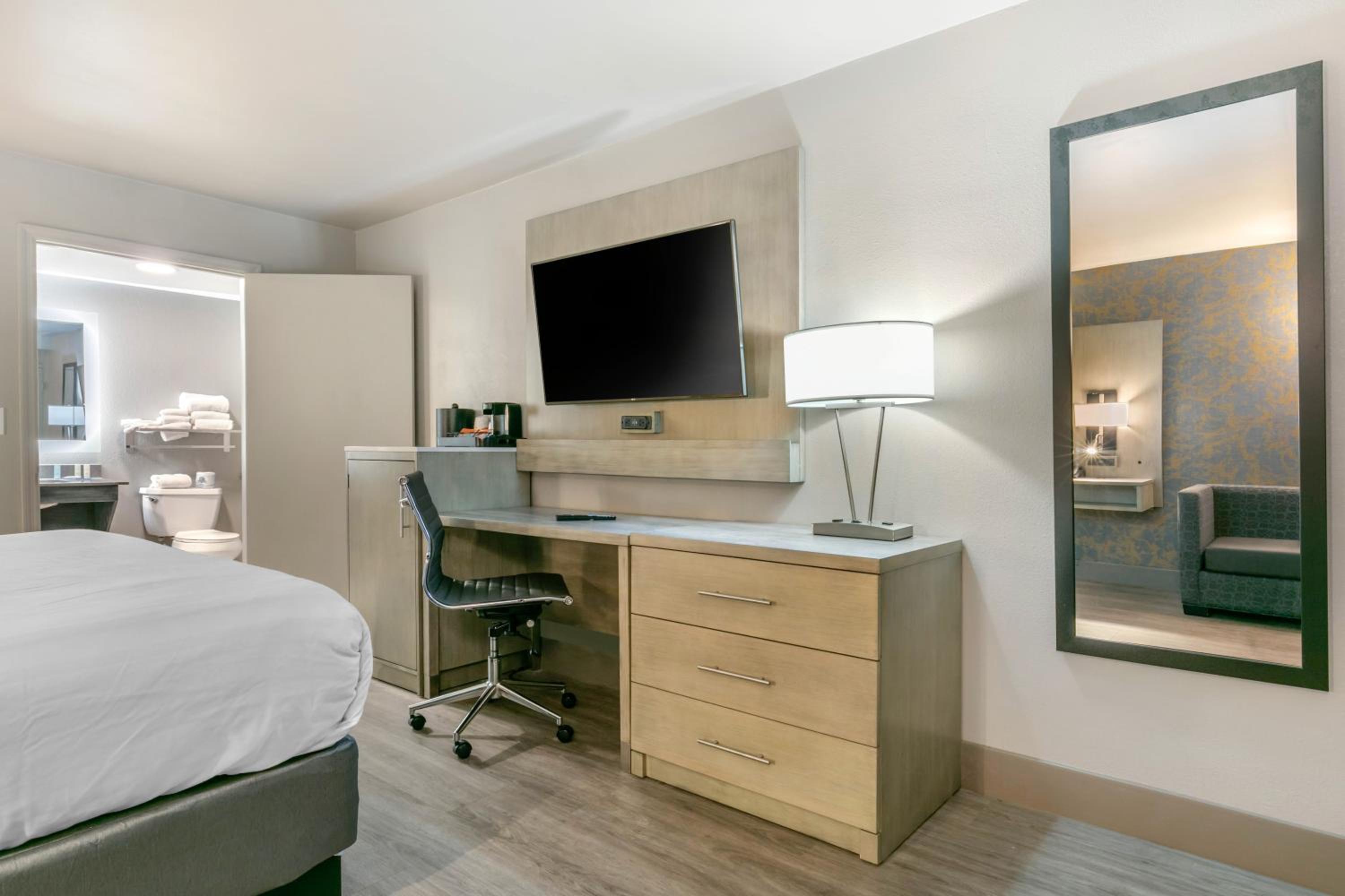 King Room - Accessible/Non-Smoking - Photo 3