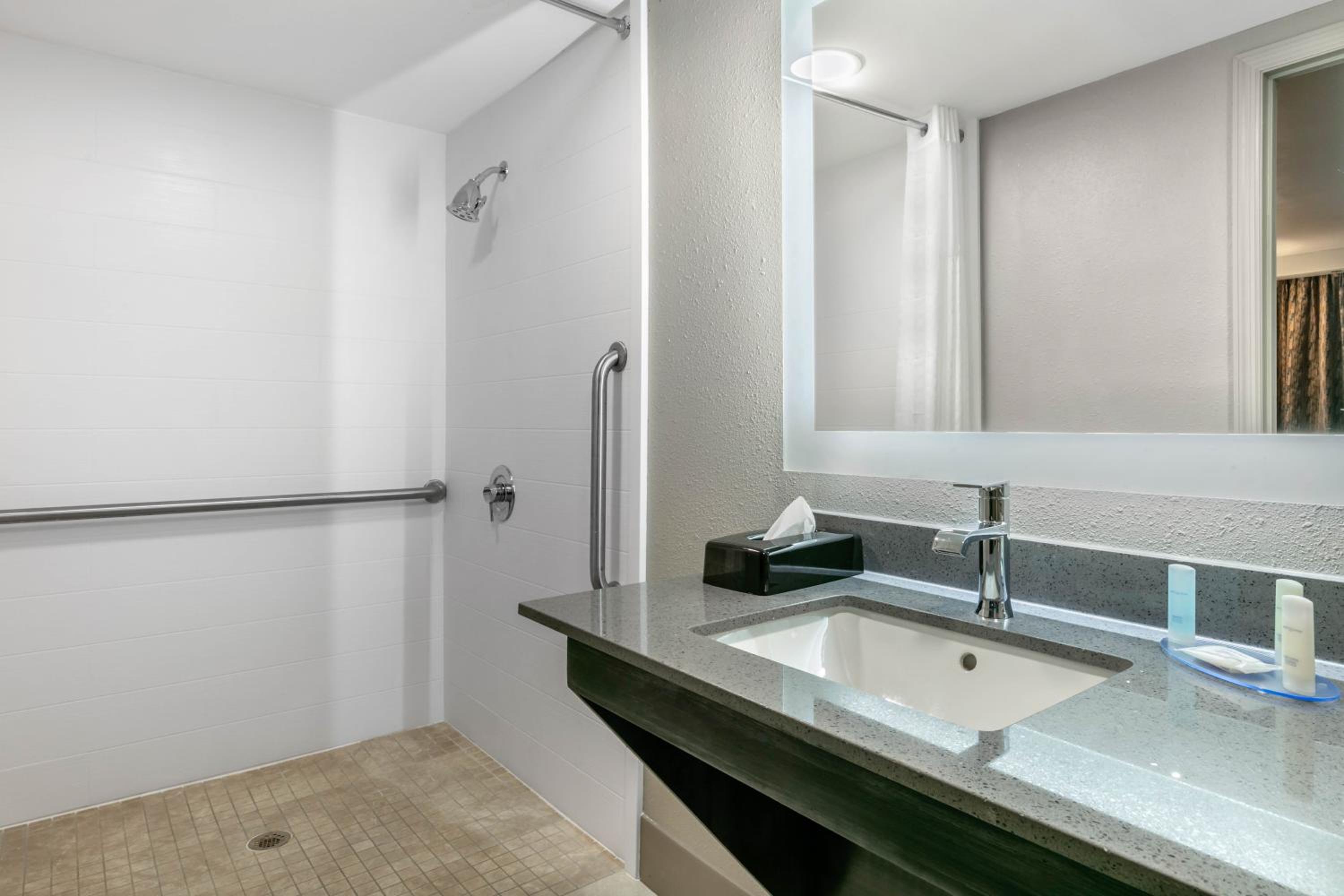 King Room - Accessible/Non-Smoking - Photo 2