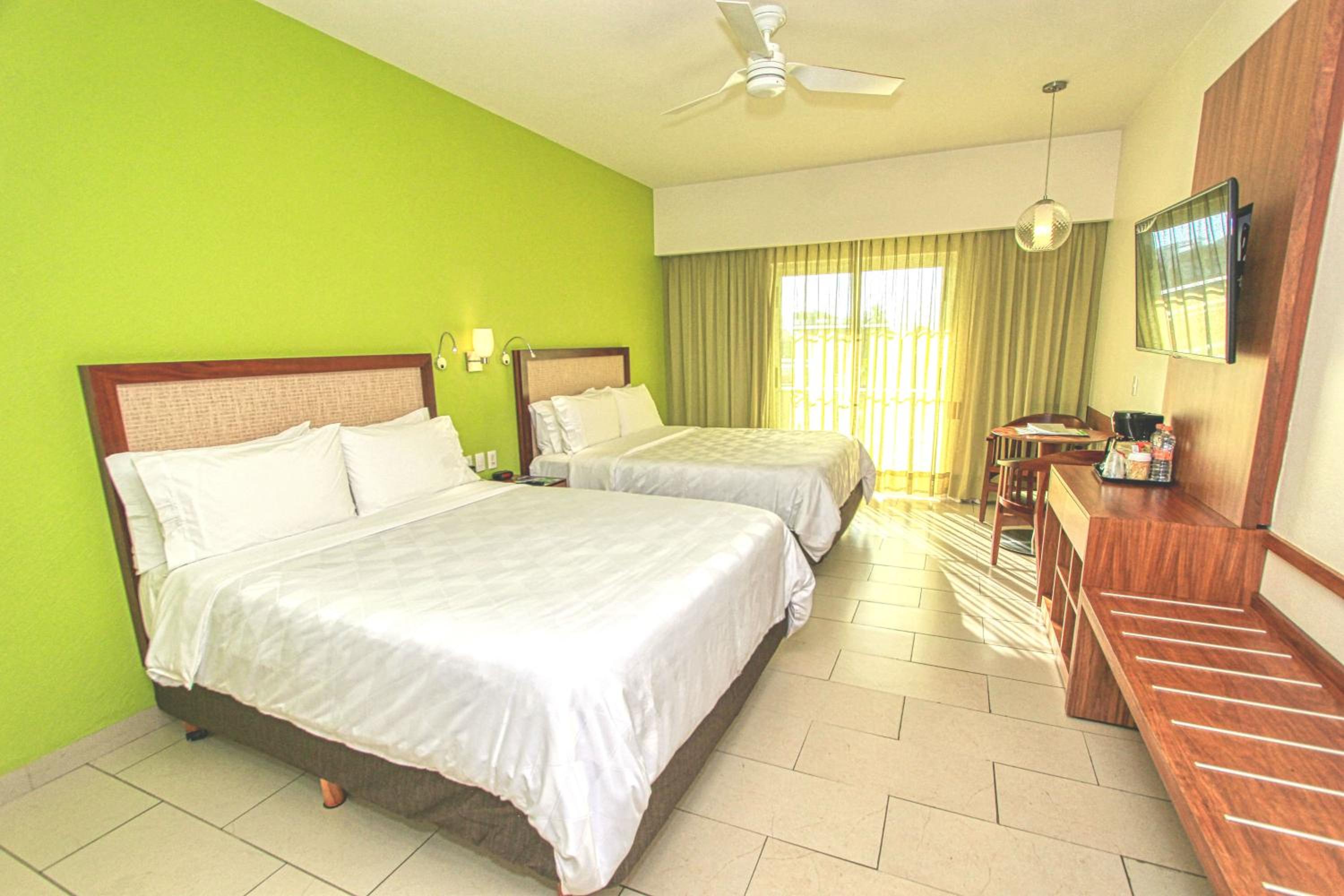 Standard Room with Two Queen Beds photo 2