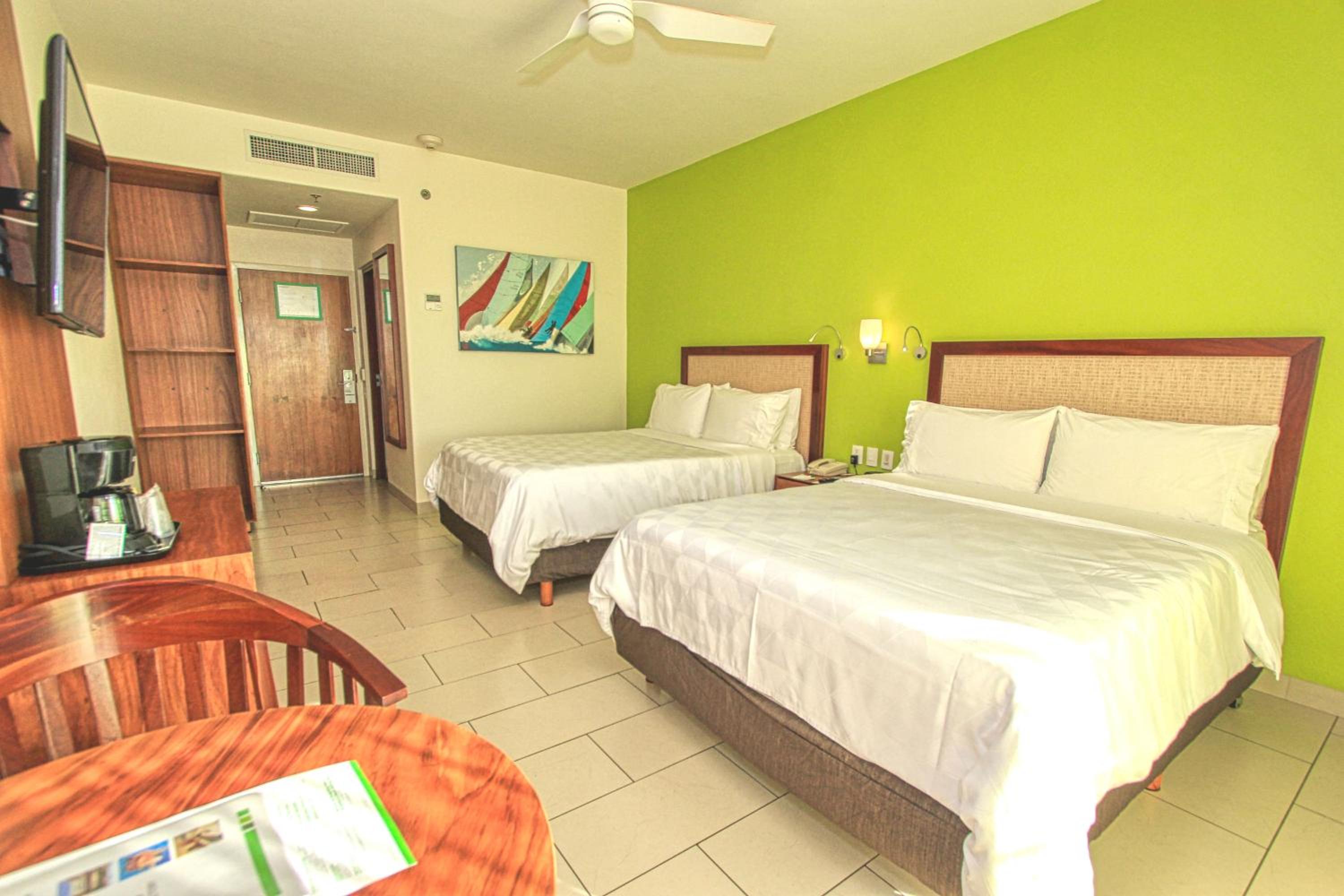 Standard Room with Two Queen Beds photo 3