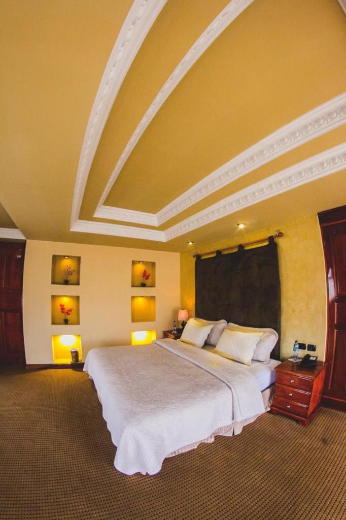 Deluxe Queen Suite