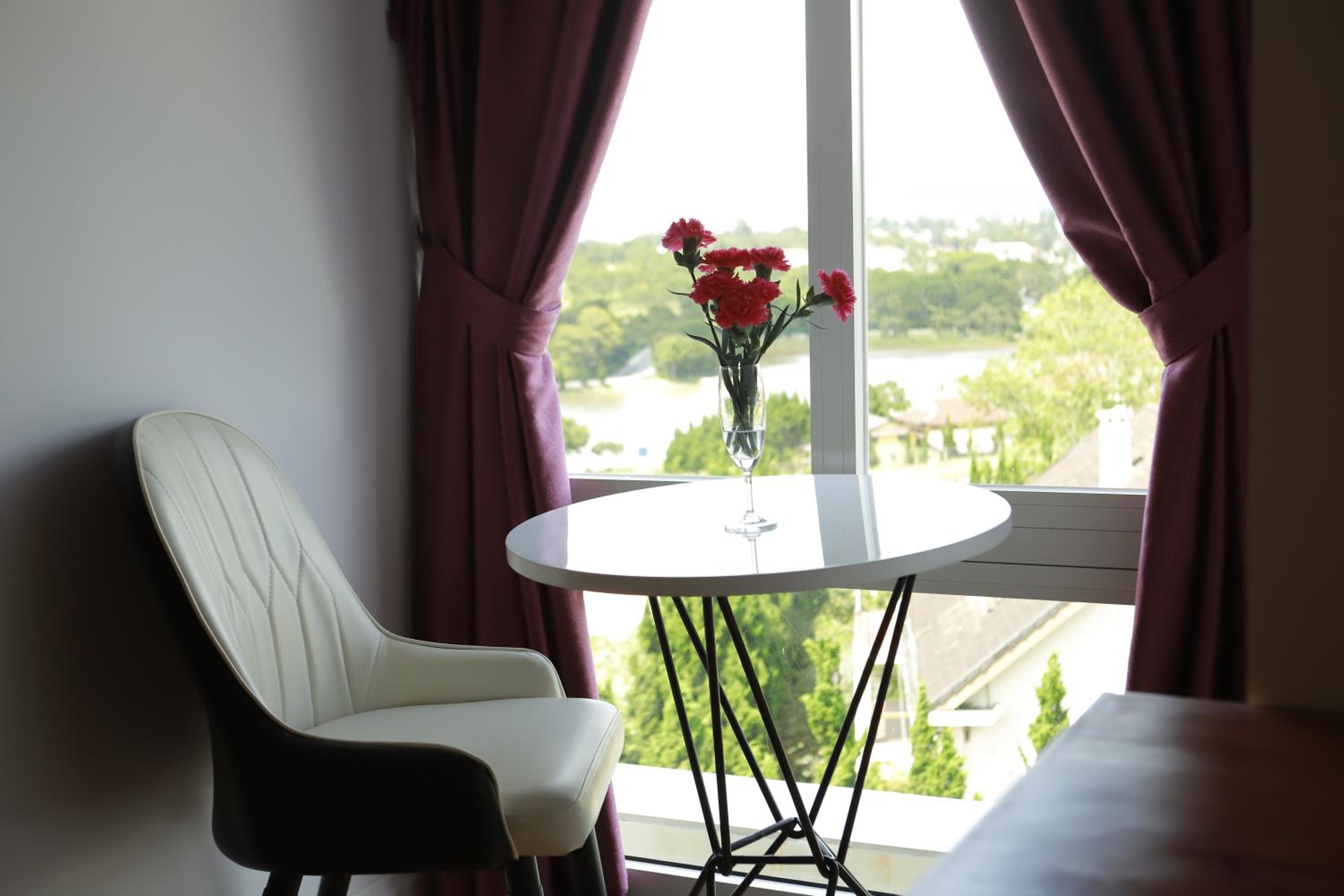 Double Room with Lake View - Photo 8