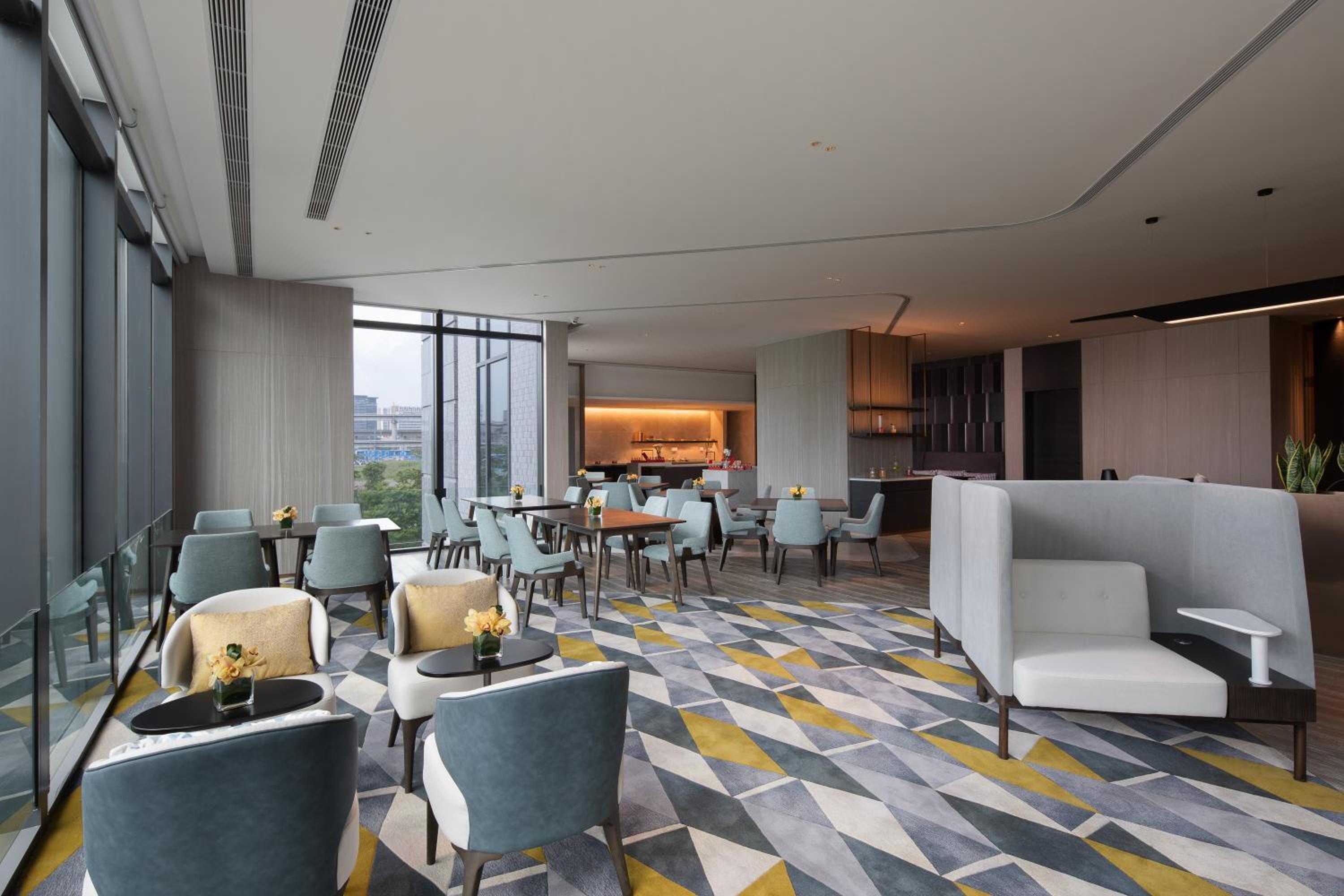 Standard King Room with Lake View - Lounge Access - Photo 2