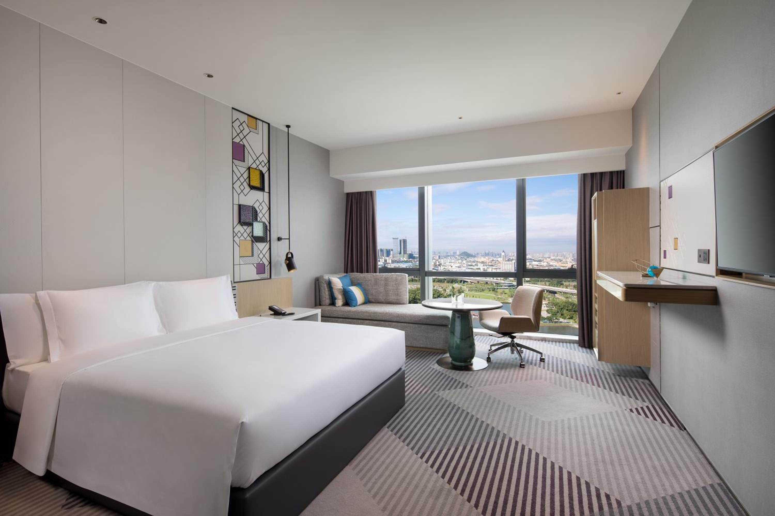 Standard King Room with Lake View - Photo 3