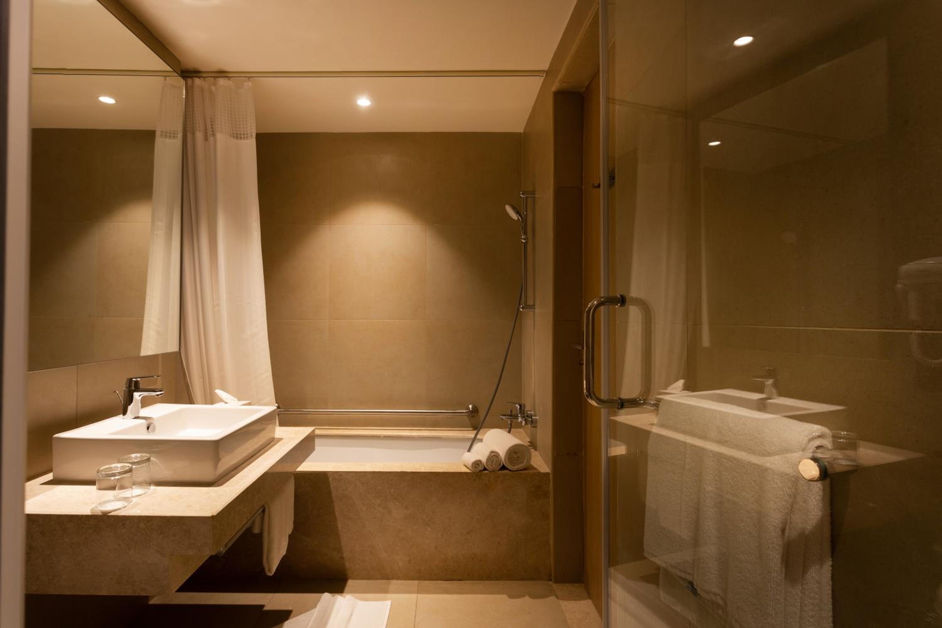 Three-Bedroom Queen Suite - Photo 4