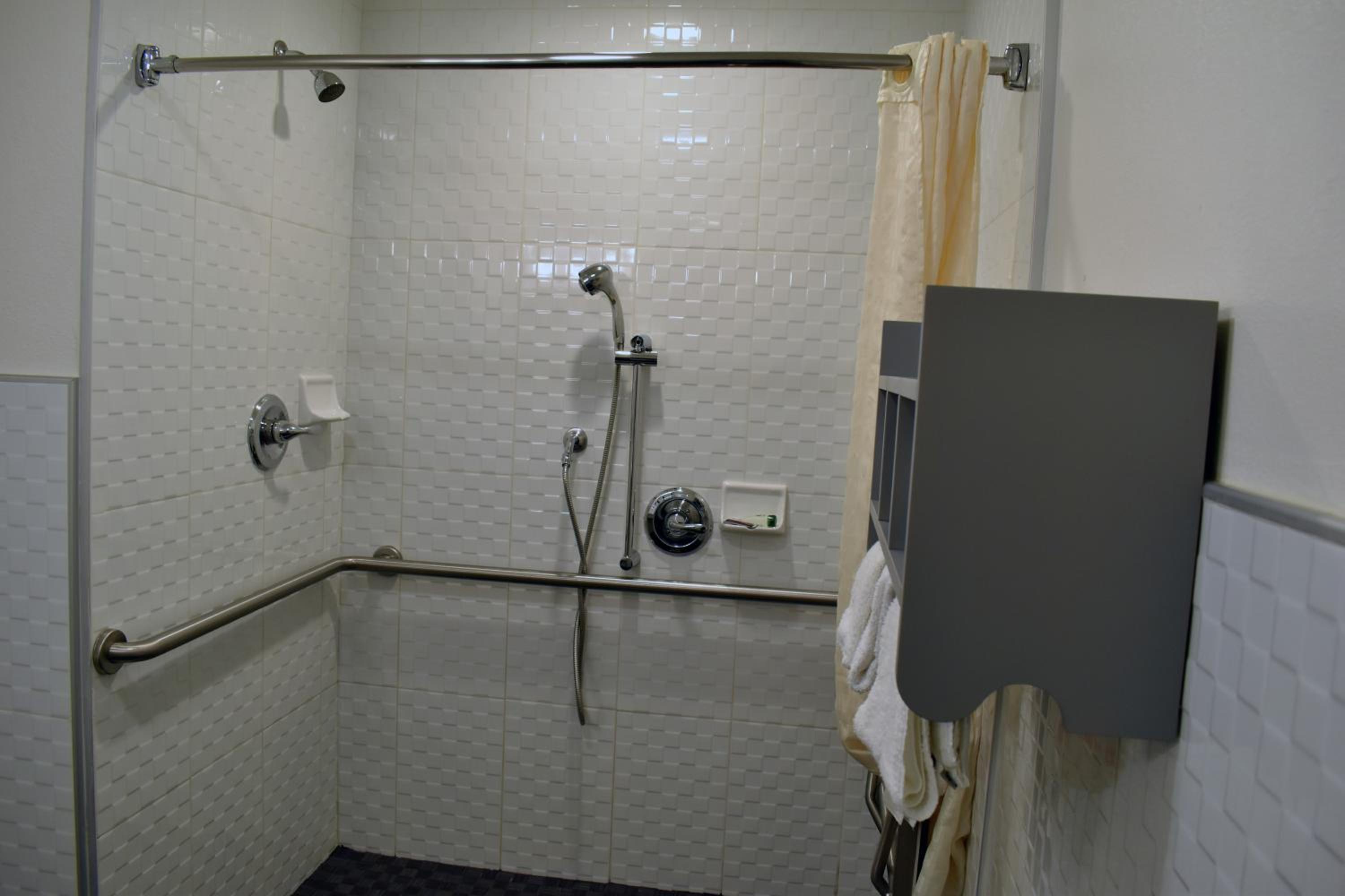 Queen Room - Disability Access - Photo 2