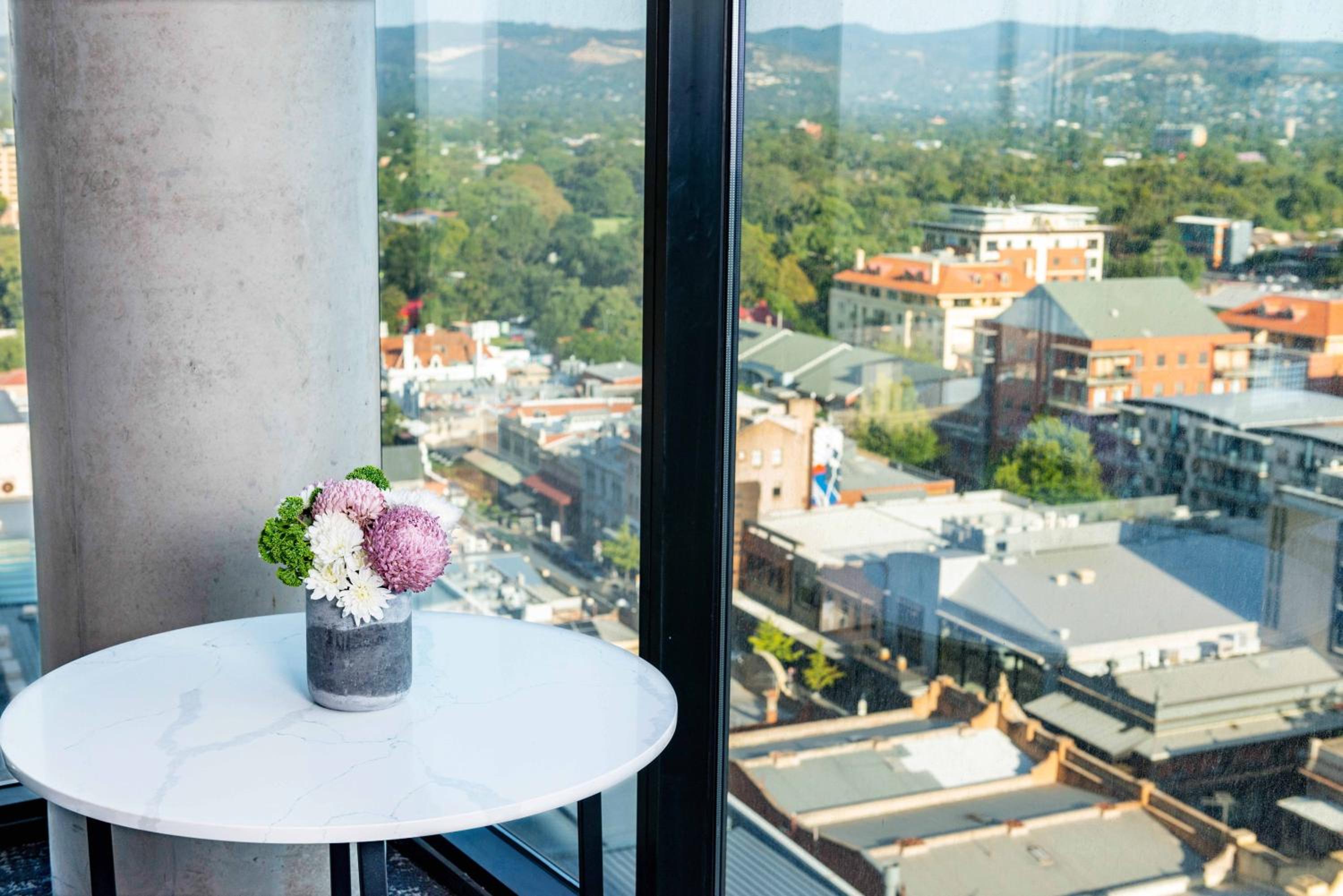 Junior King Suite with City View - Photo 7