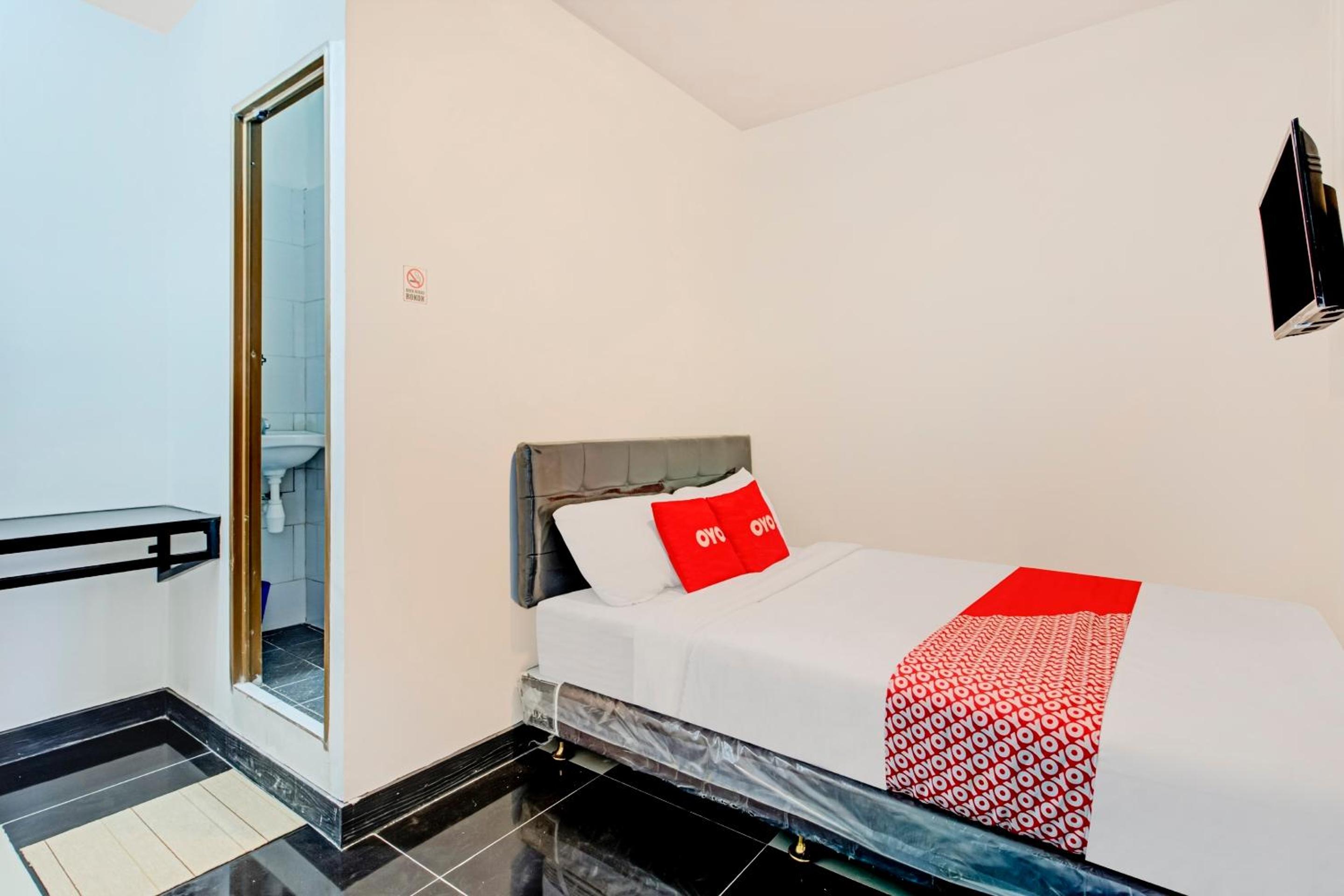 Deluxe Double Room - Photo 11